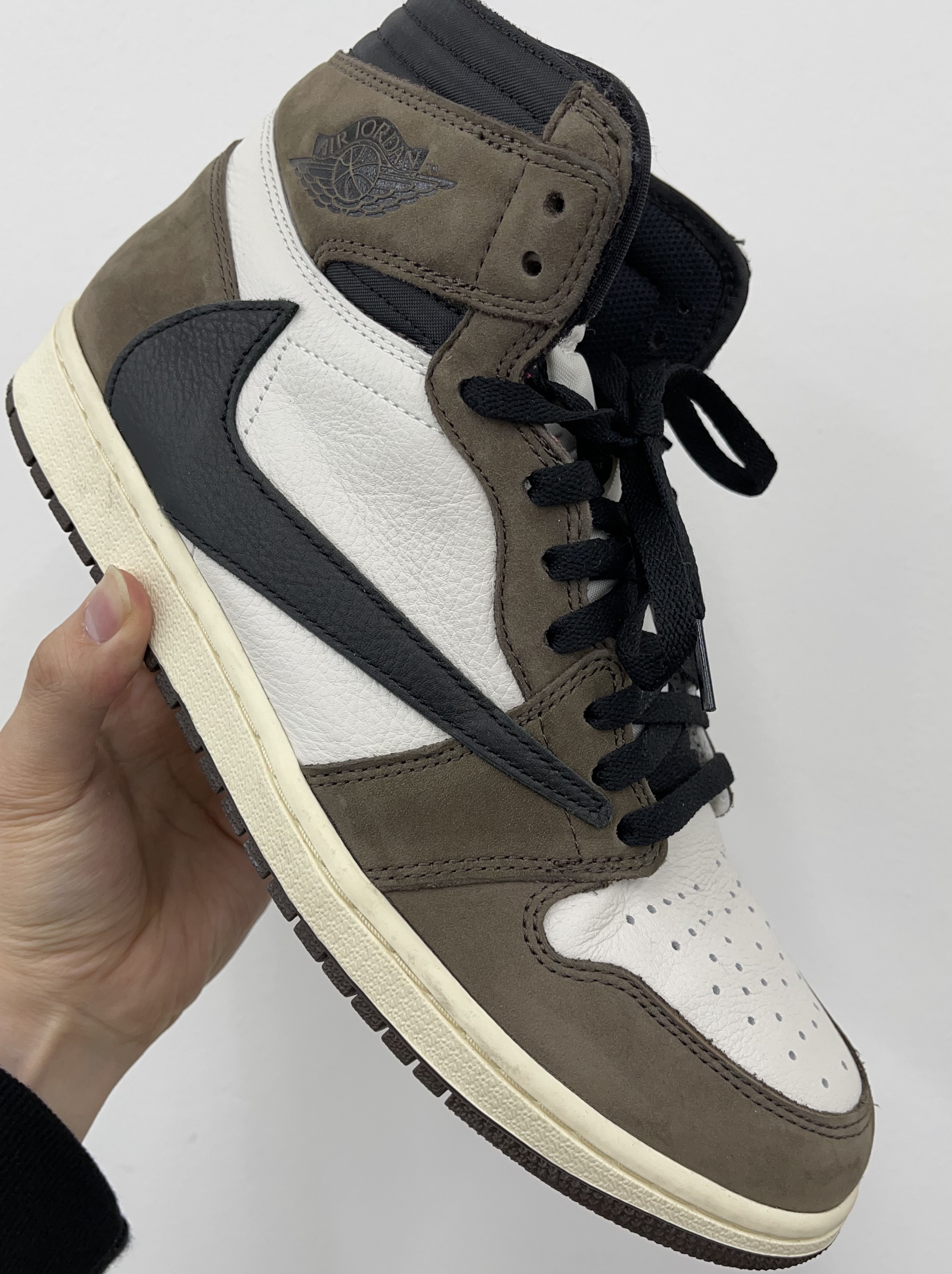 Jordan 1 x Travis Scott Retro High OG SP Mocha 착용 스타일
