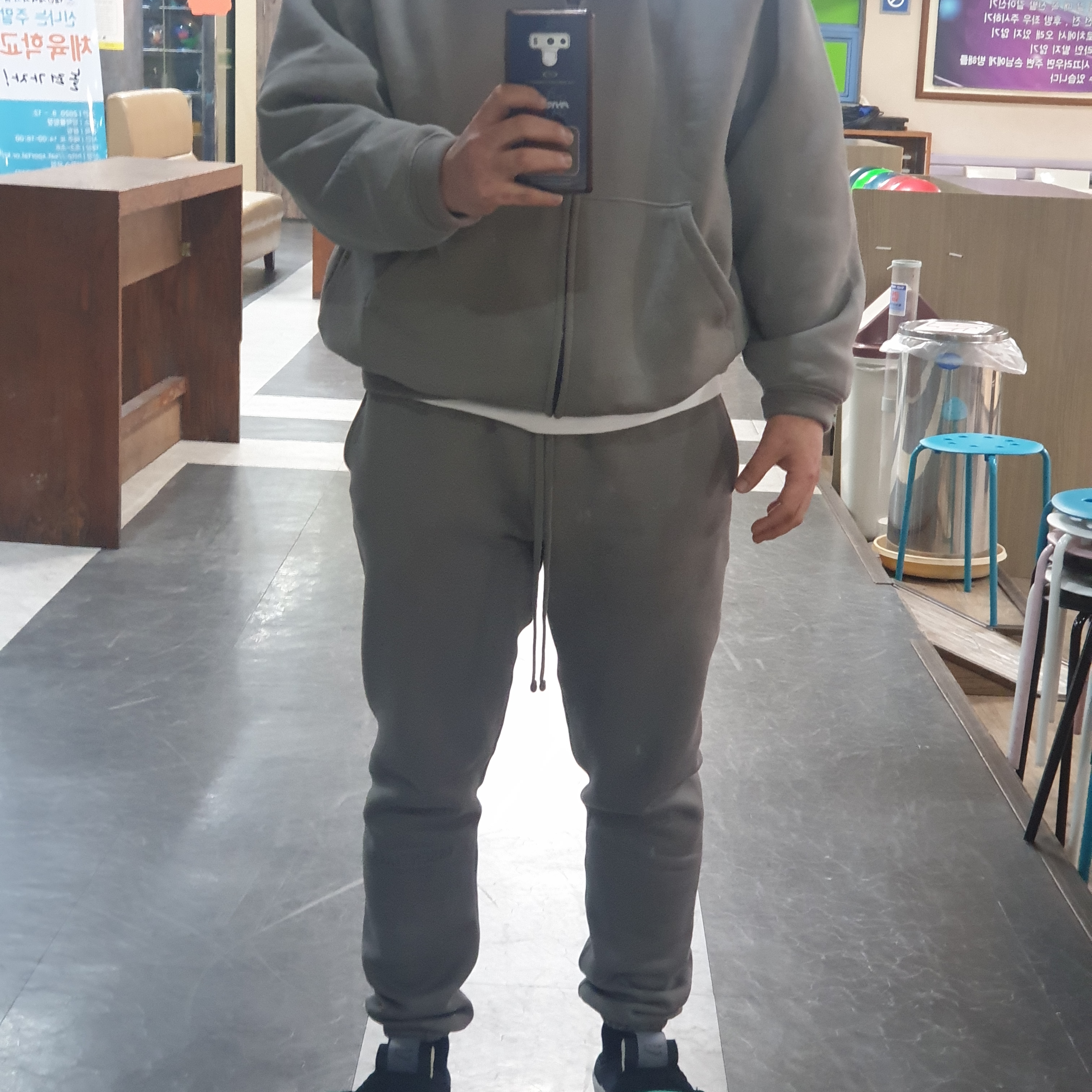 Essentials Sweatpants Gray Flannel/Charcoal - 20SS 착용 스타일 - 3