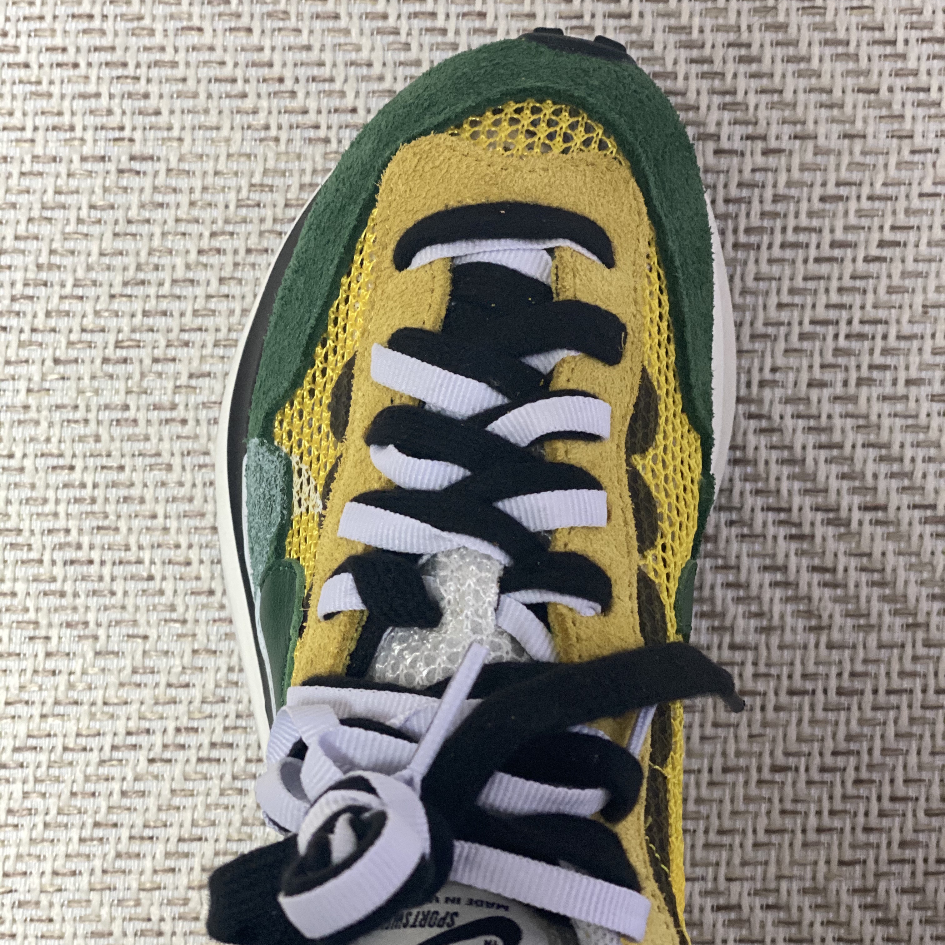 Nike x Sacai VaporWaffle Tour Yellow & Gorge Green Sail 착용 스타일 - 3