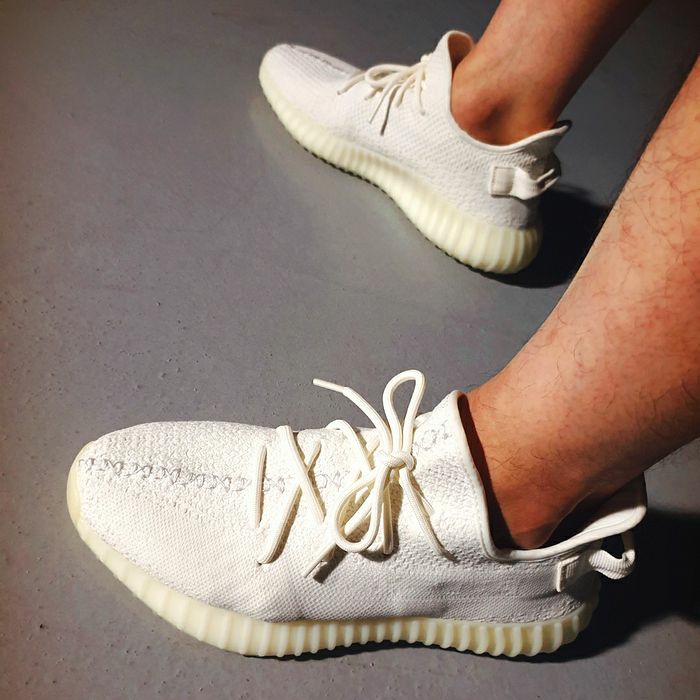 Adidas Yeezy Boost 350 V2 Cream/Triple White 착용 스타일 - 5