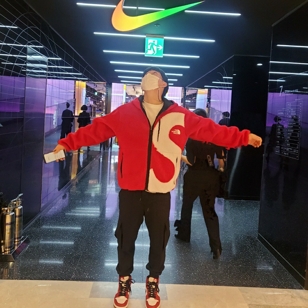 Jordan 1 Retro High OG Chicago 2015, Supreme x The North Face S Logo Hooded Fleece Jacket Red - 20FW 착용 스타일