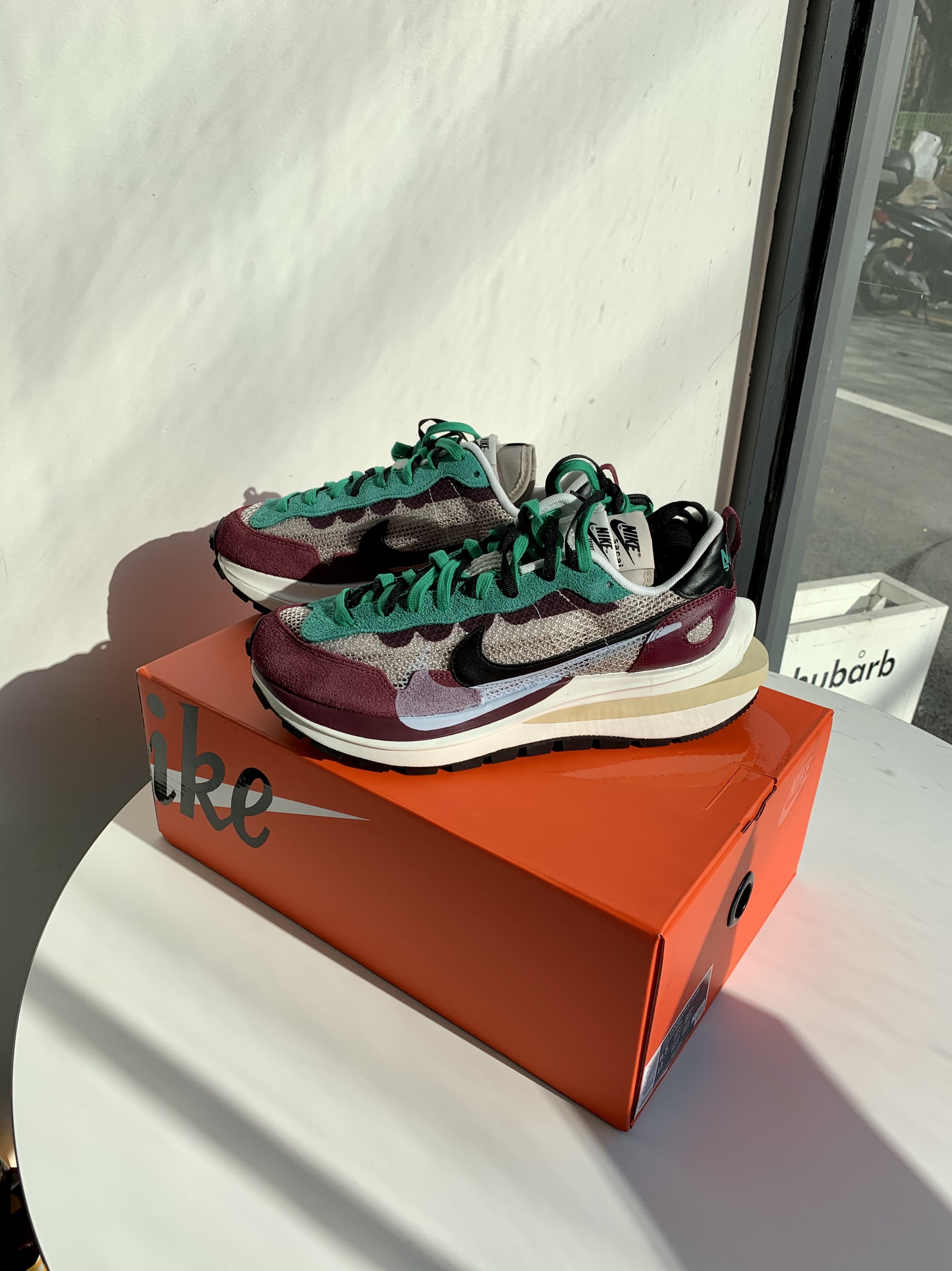 Nike x Sacai VaporWaffle String & Black Villain Red 착용 스타일 - 5