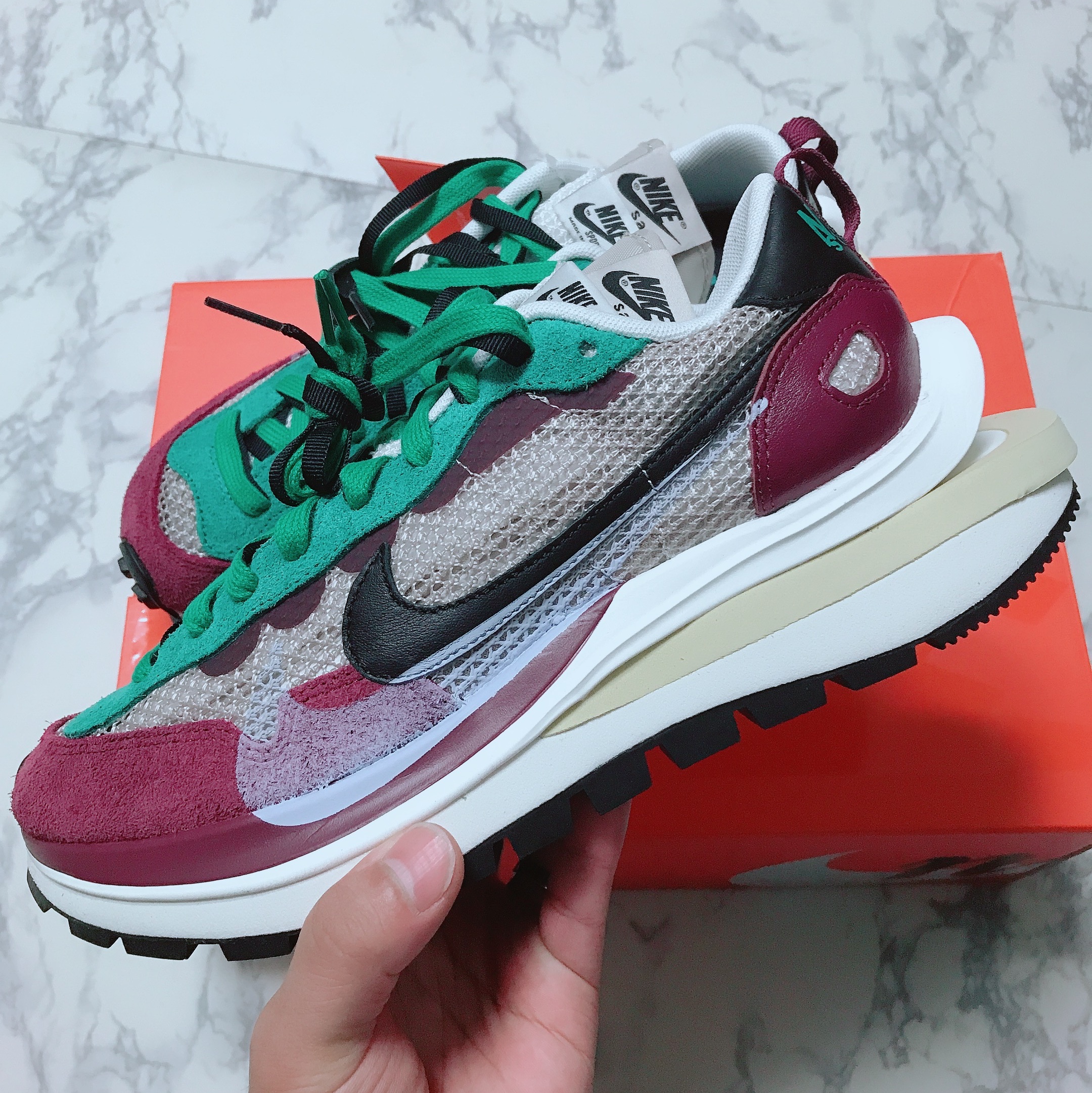 Nike x Sacai VaporWaffle String & Black Villain Red 착용 스타일 - 3