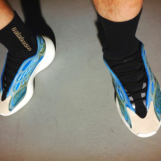 Adidas Yeezy 700 V3 Arzareth 착용 스타일 - 4