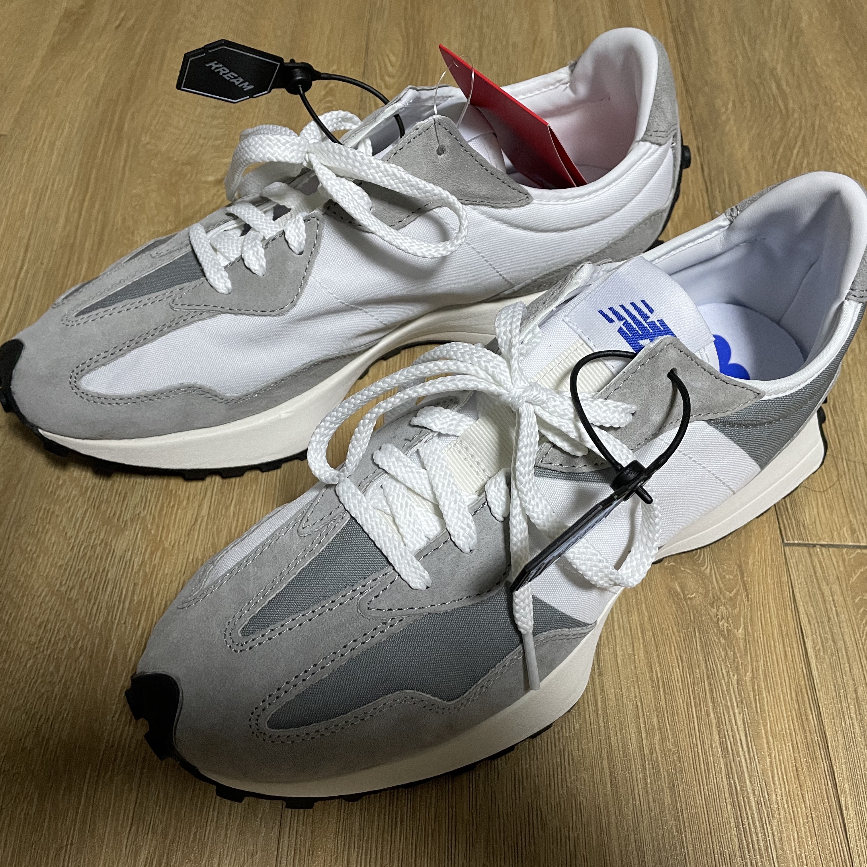 New Balance 327 Grey 착용 스타일
