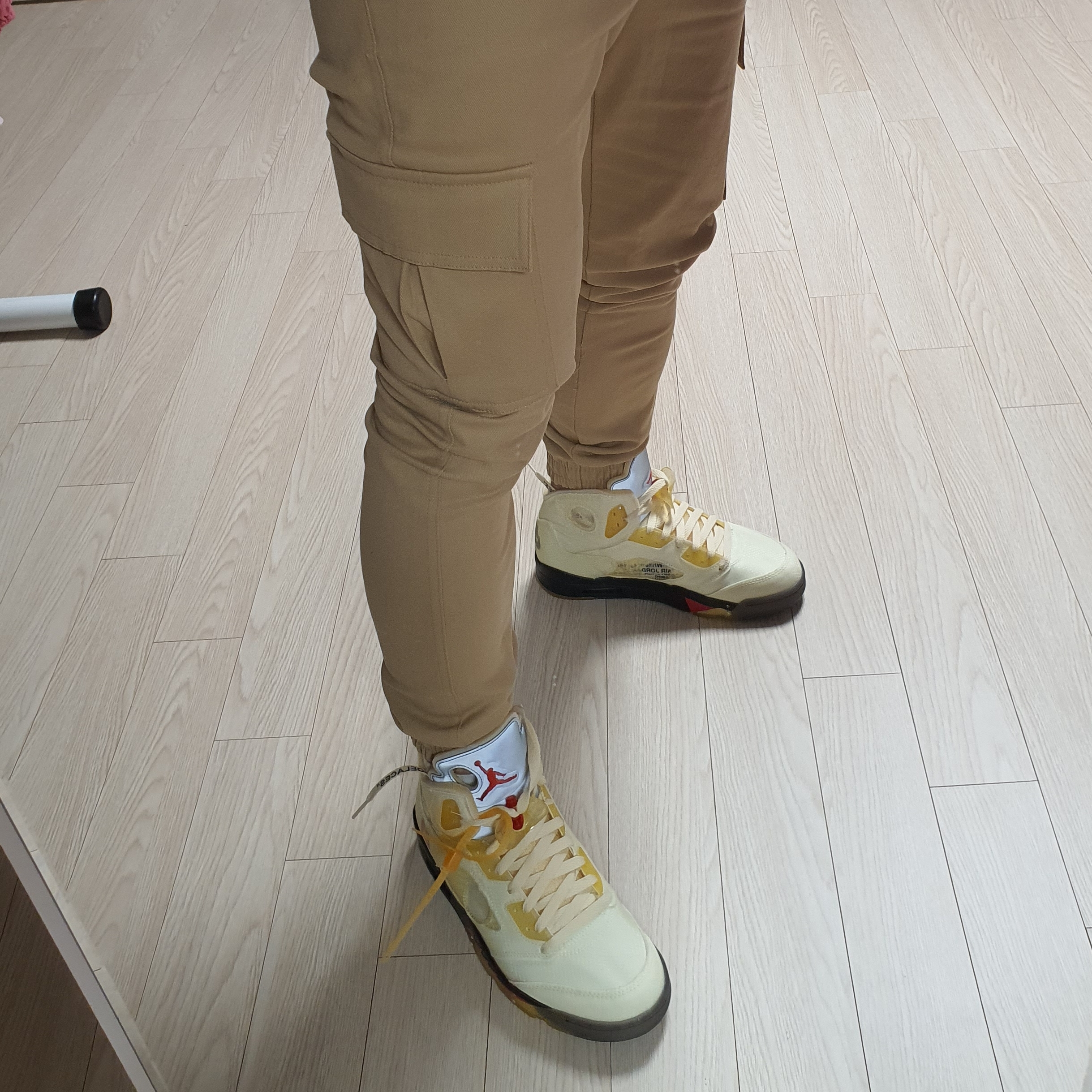 Jordan 5 x Off-White Retro SP Sail Fire Red, Jordan 5 Retro Fire Red Silver Tongue 2020 착용 스타일 - 3