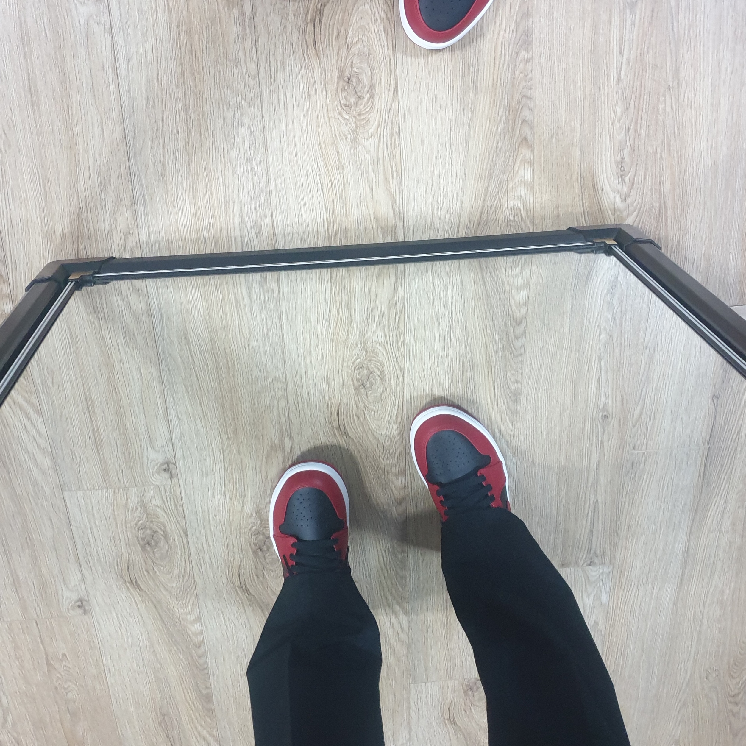 Jordan 1 Low Varsity Red 착용 스타일 - 3
