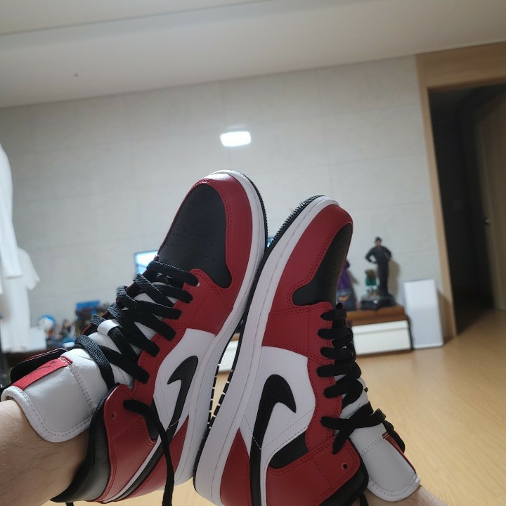 Jordan 1 Mid Chicago Black Toe 착용 스타일 - 1