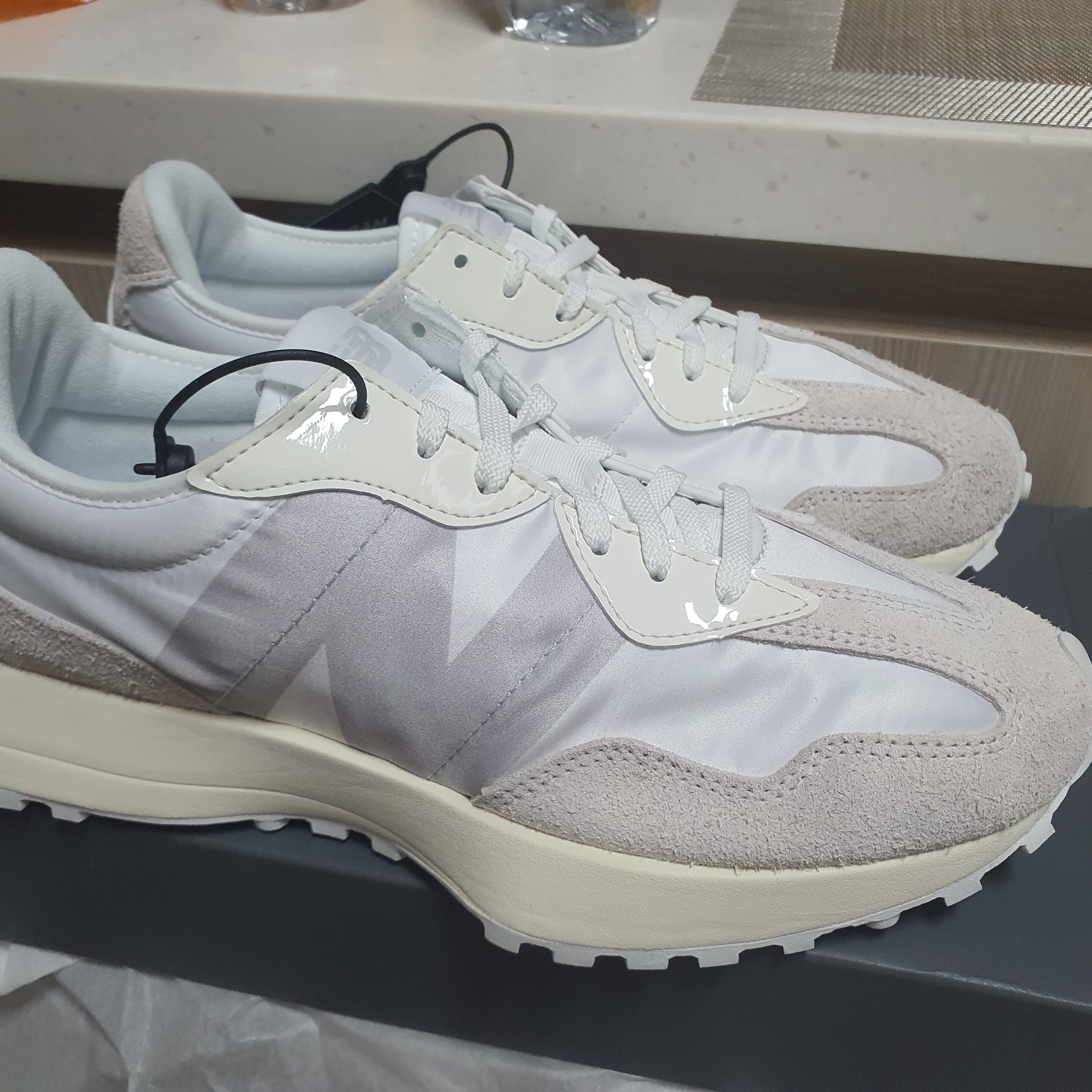 (W) New Balance 327 White Moonbeam 착용 스타일 - 2