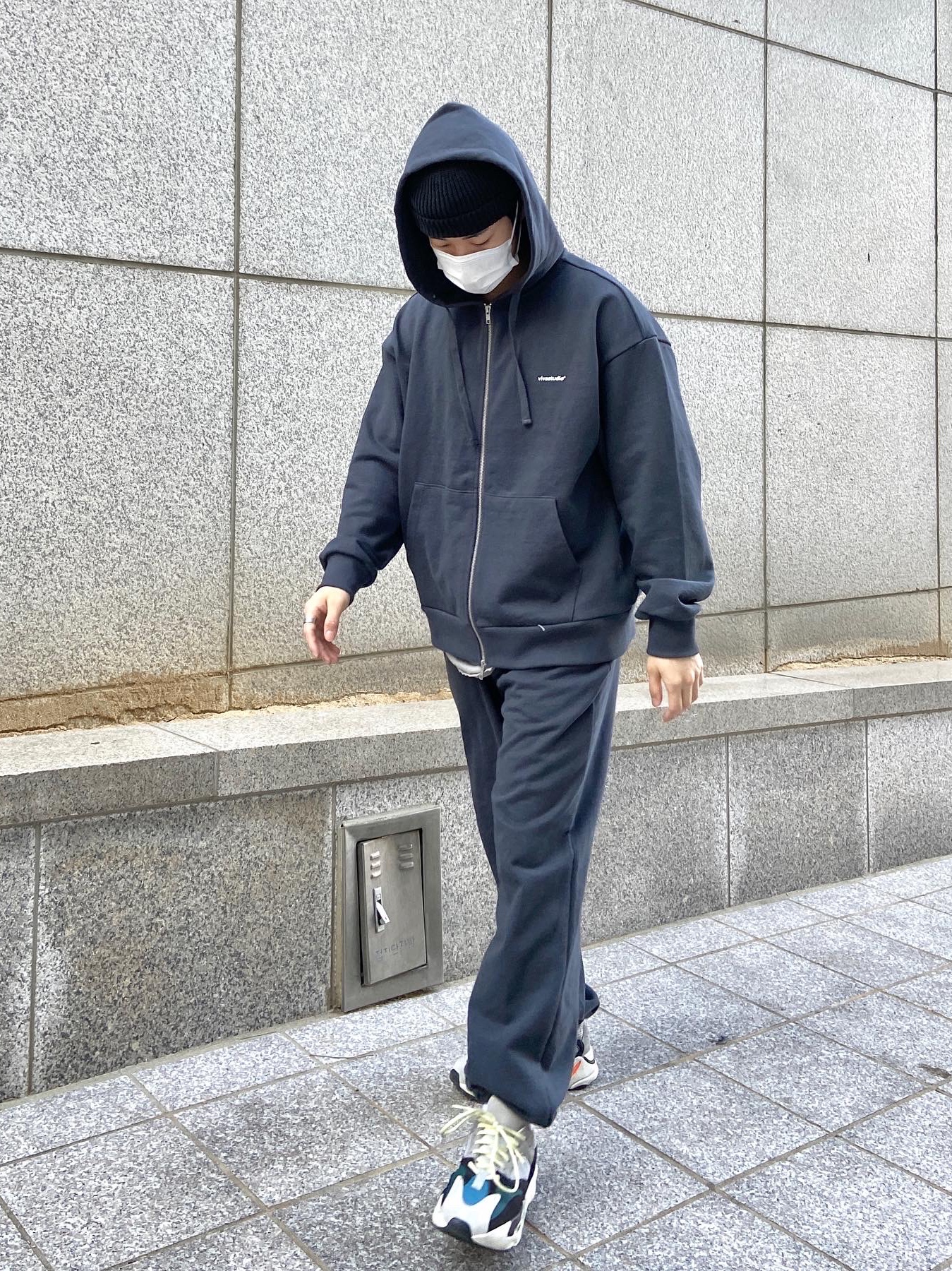 Adidas Yeezy Boost 700 Wave Runner Solid Grey 2017/2019 착용 스타일