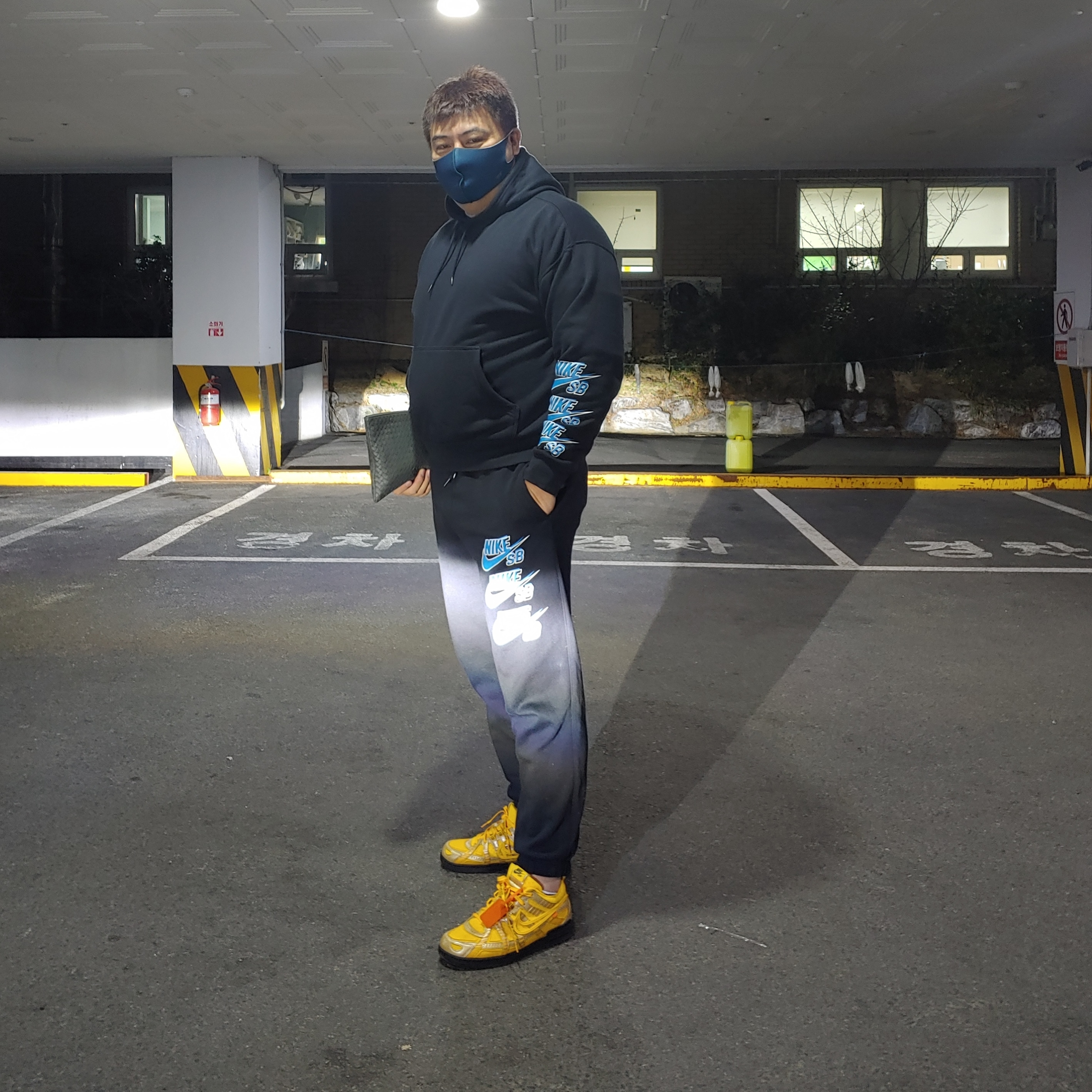 Nike x Off-White Air Rubber Dunk University Gold 착용 스타일