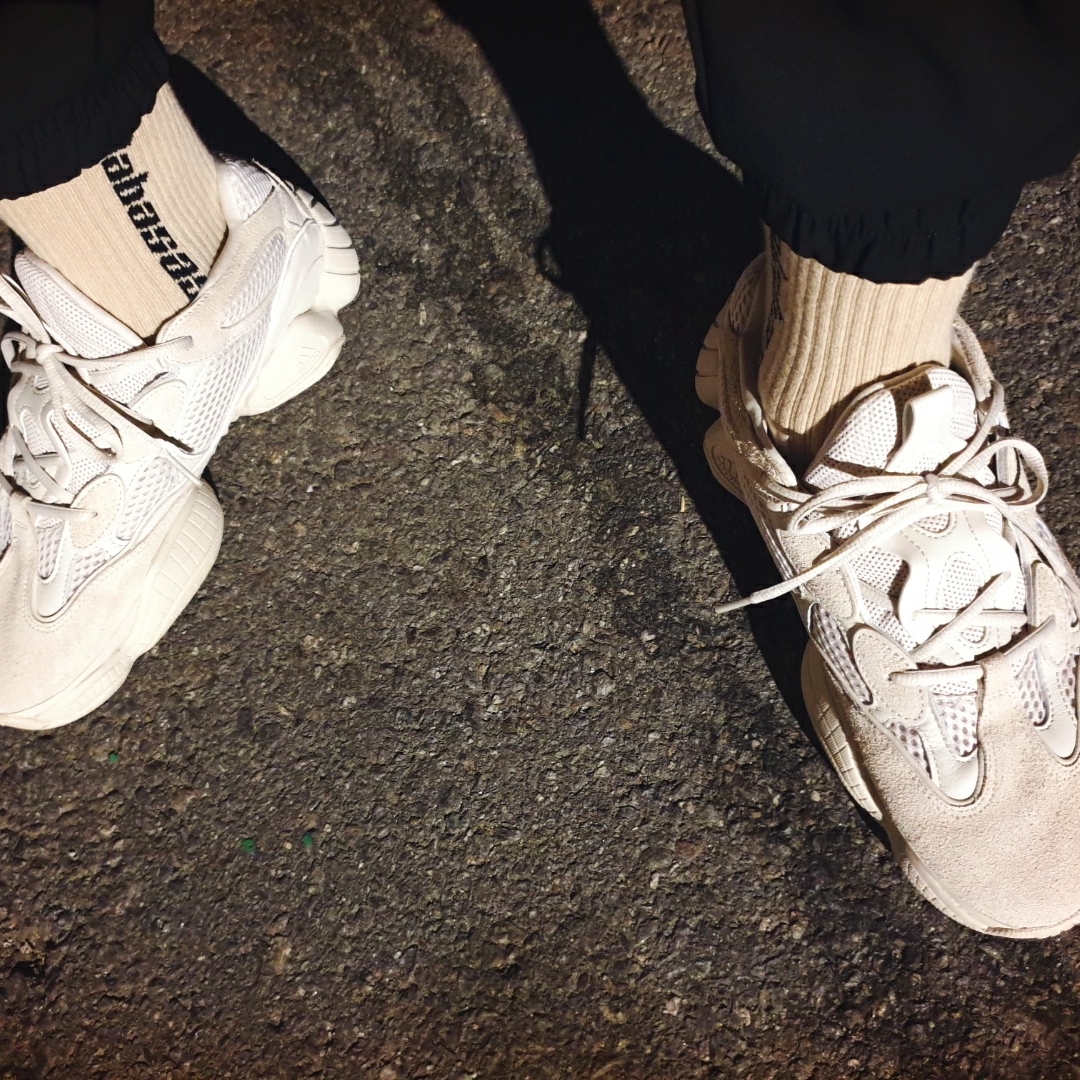 Adidas Yeezy 500 Blush 2018 착용 스타일 - 3