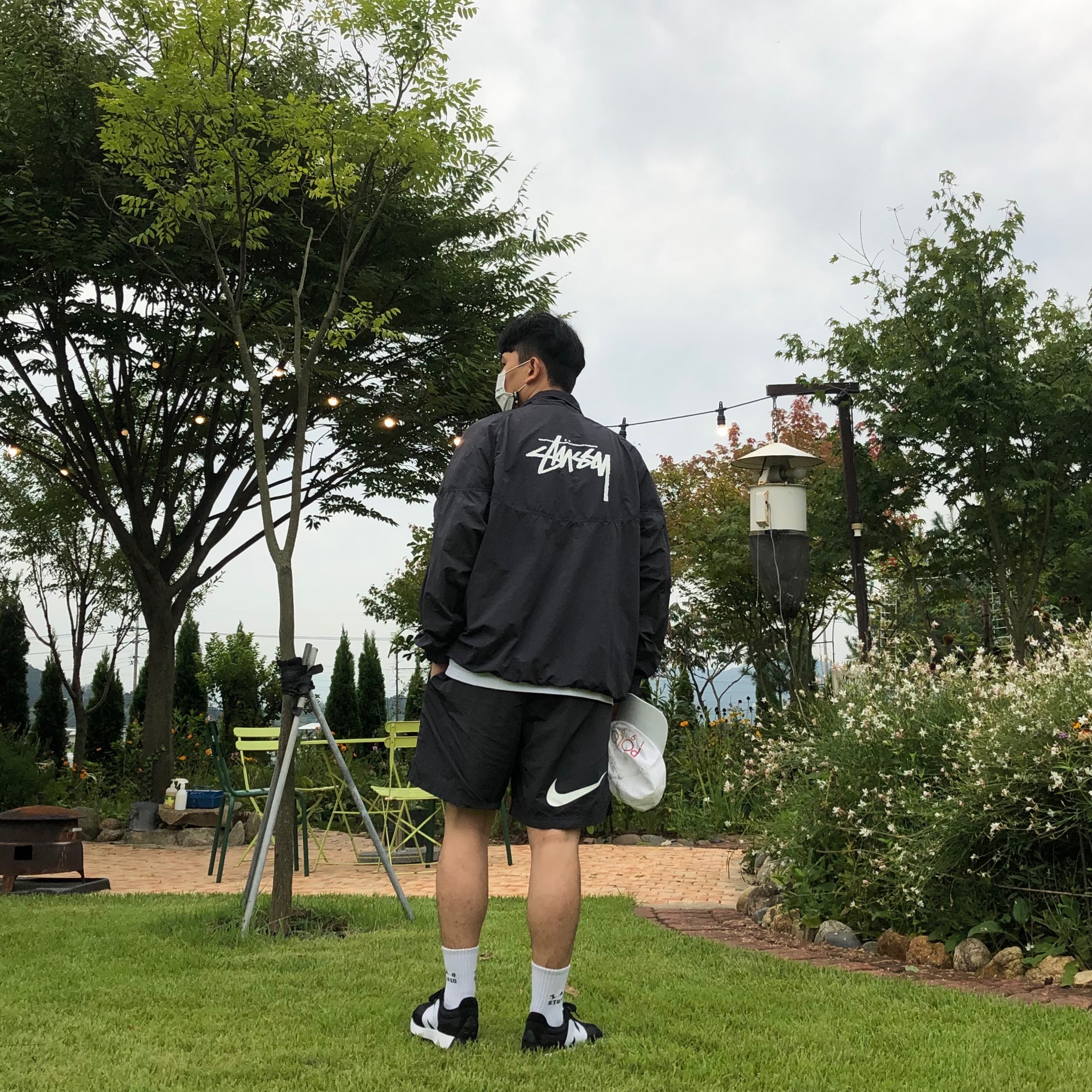 Nike x Stussy Windrunner Jacket Off Noir, Nike x Stussy Water Shorts Off Noir 착용 스타일