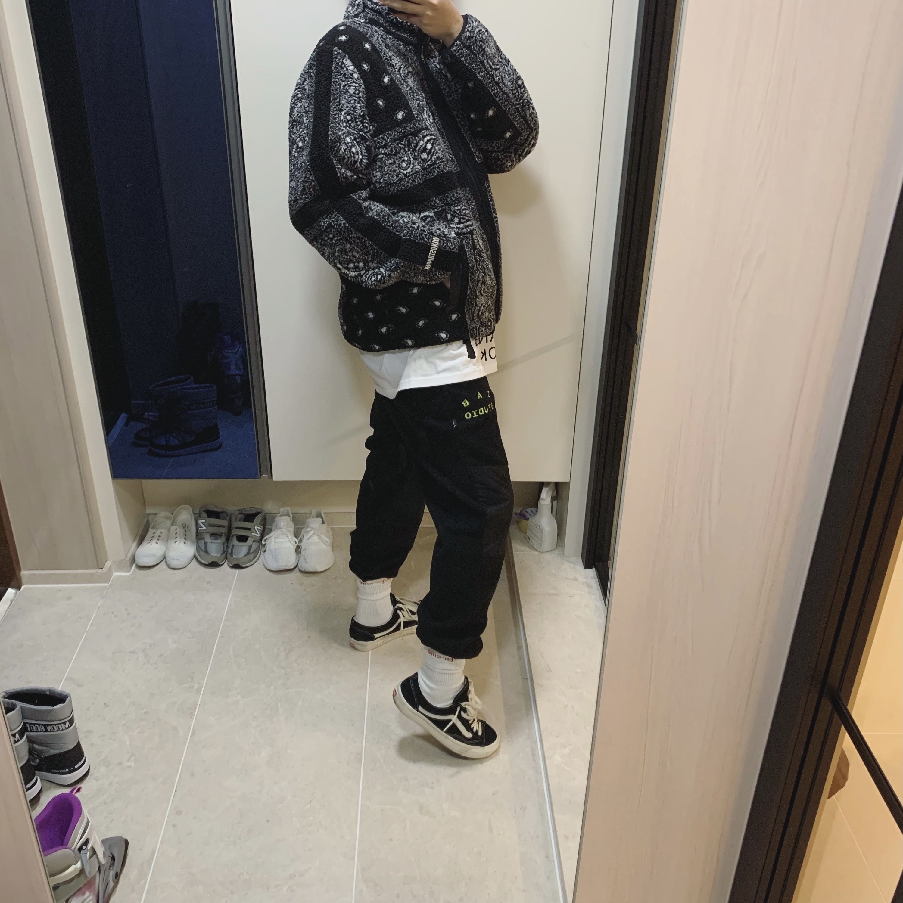 Vans Vault Style 36 Black White, IAB Studio x Asics Fleece Pants Black 착용 스타일