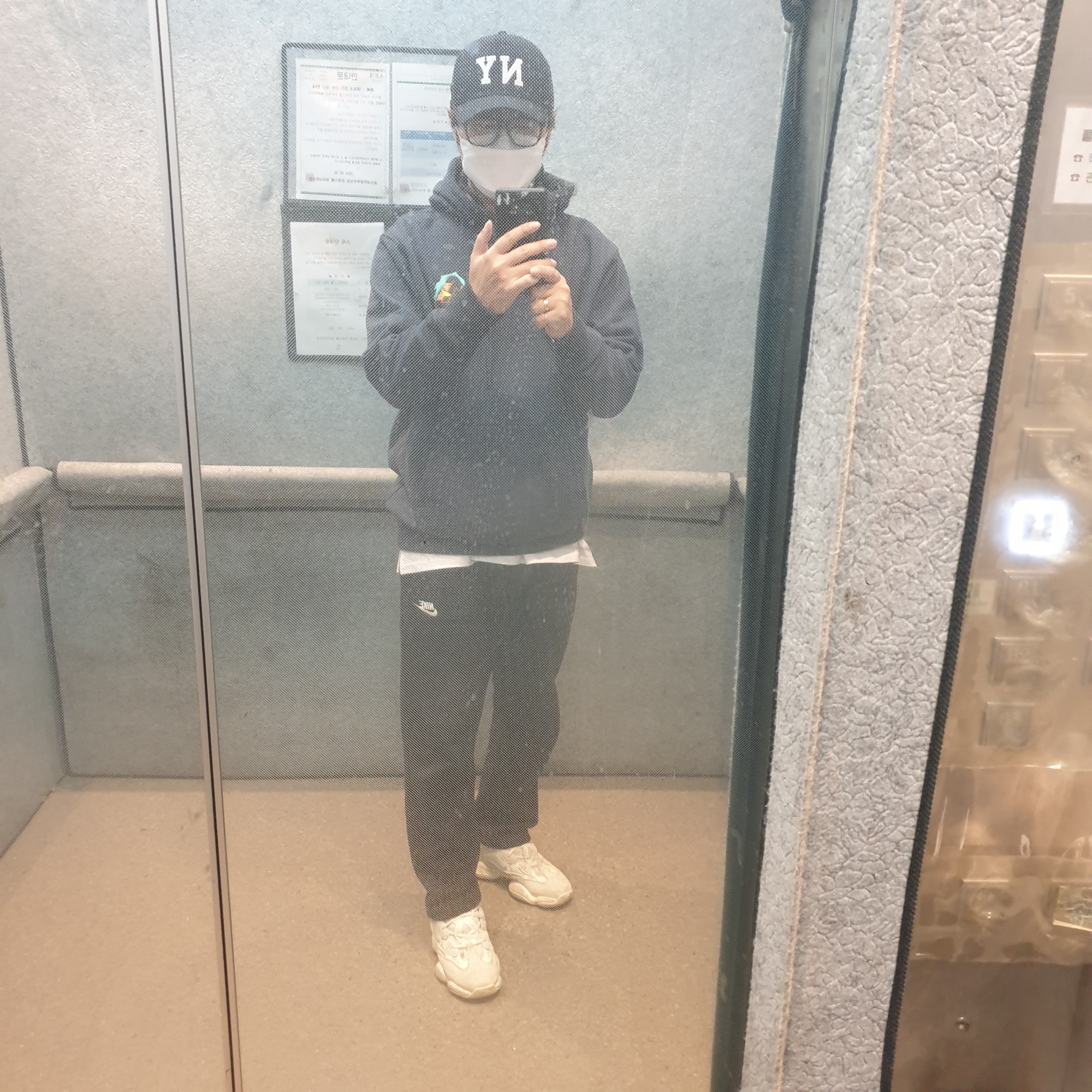 Adidas Yeezy 500 Bone White, Palace Tri-Ripper Hood Navy - 20FW 착용 스타일