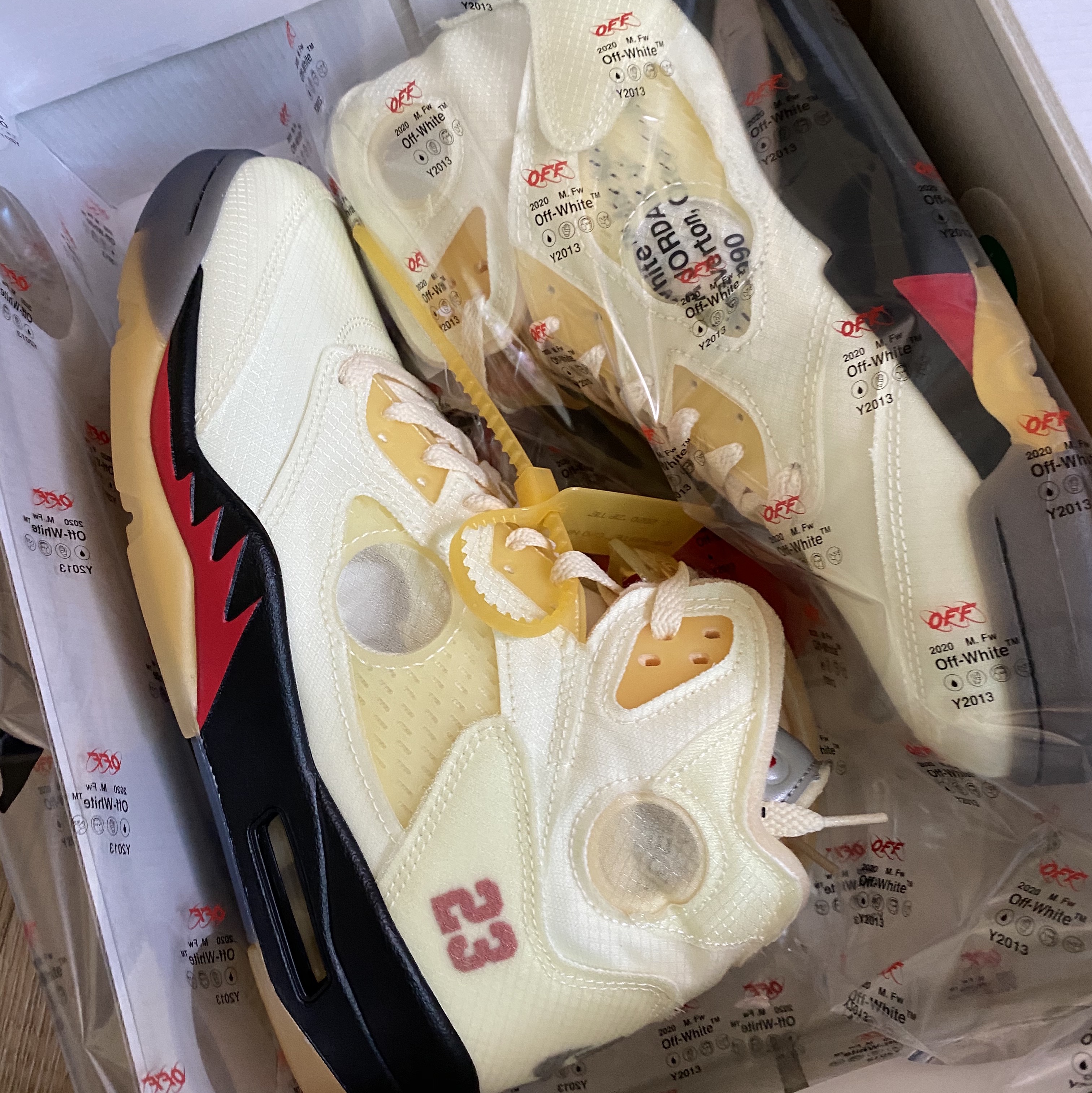 Jordan 5 x Off-White Retro SP Sail Fire Red 착용 스타일