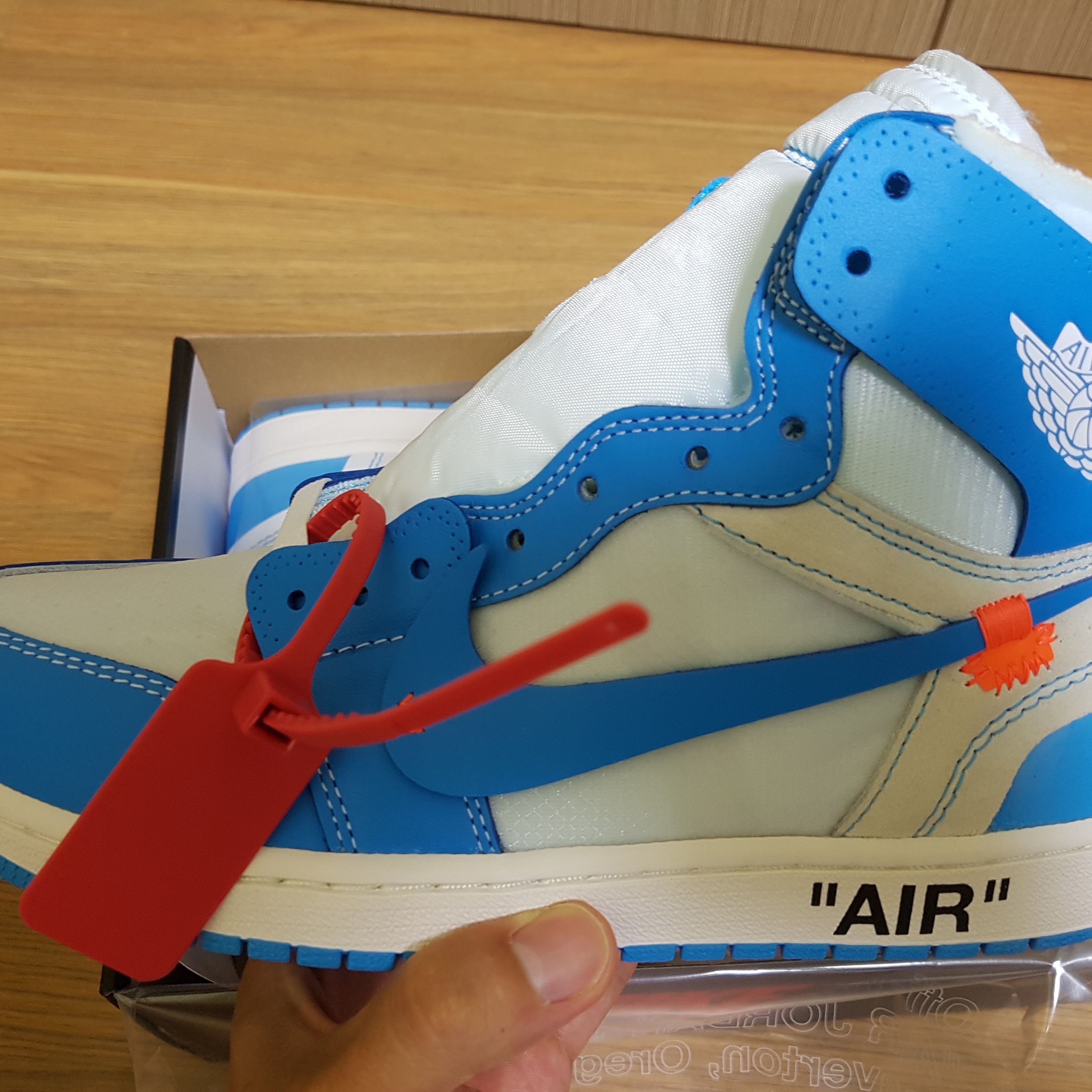 Jordan 1 x Off-White Retro High University Blue 착용 스타일 - 2