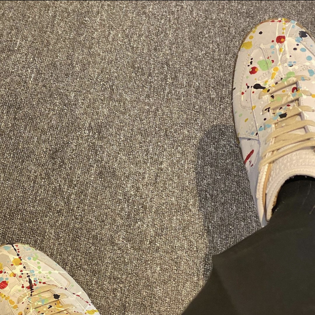 Maison Margiela Replica Paint Drop Sneakers 착용 스타일 - 2