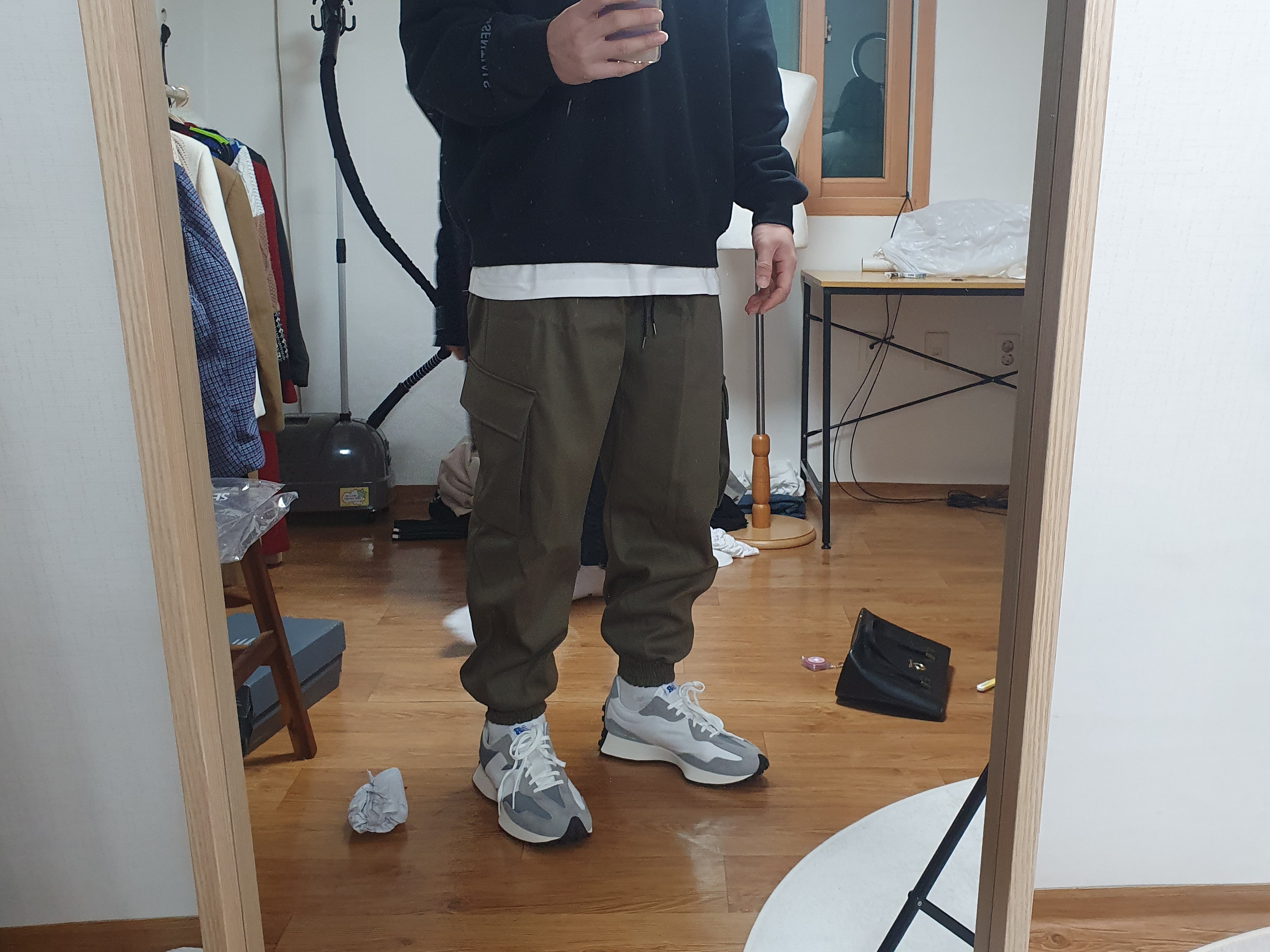 New Balance 327 Grey 착용 스타일