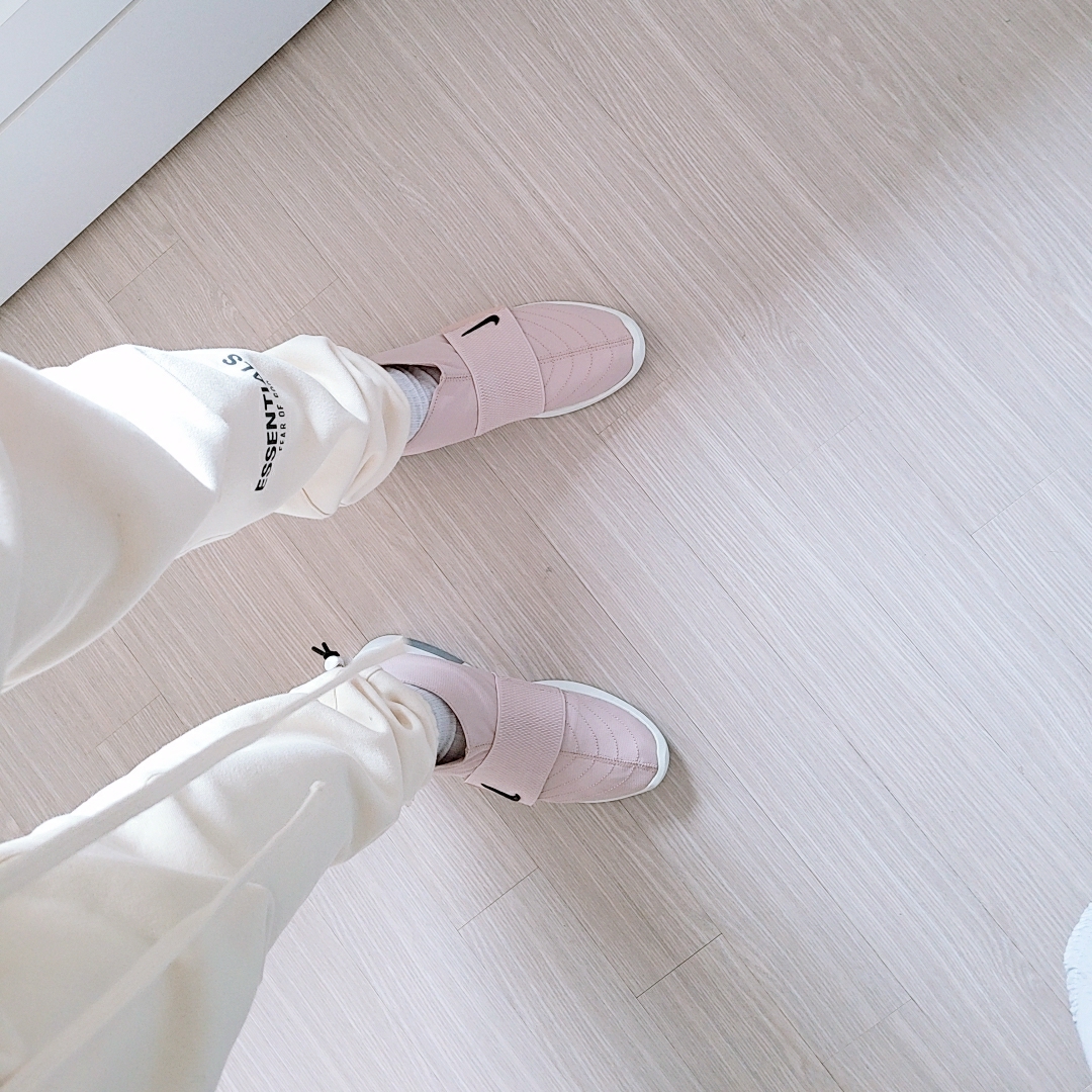 Nike x Fear of God Air Fear of God Moccasin Particle Beige, Essentials Sweatpants Buttercream 2020 착용 스타일 - 2