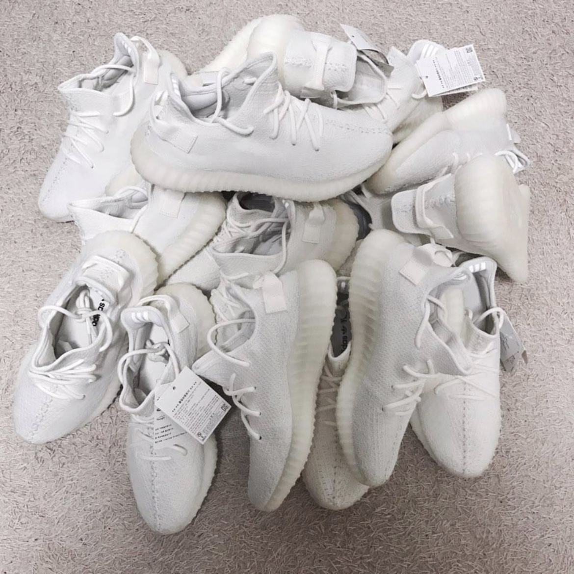Adidas Yeezy Boost 350 V2 Cream/Triple White 착용 스타일