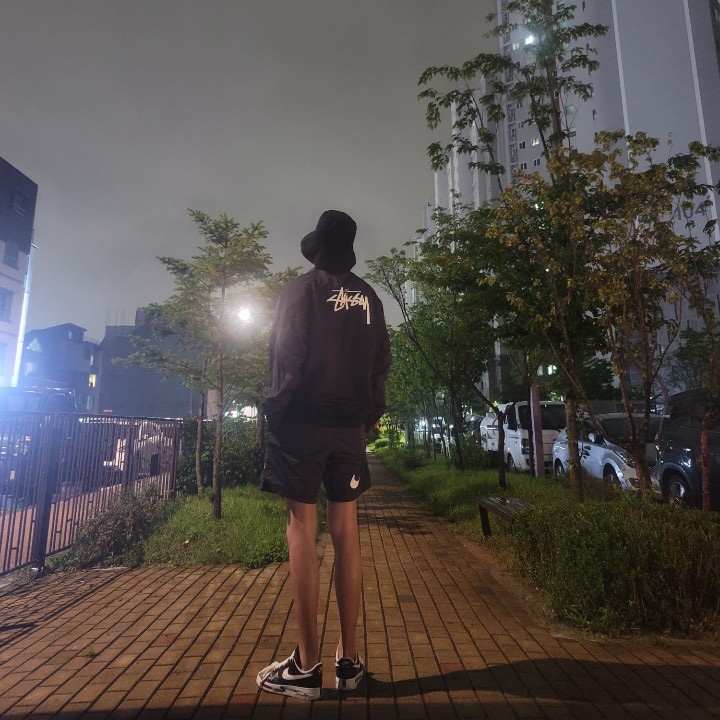 Nike x Stussy Water Shorts Off Noir, Nike x Stussy Windrunner Jacket Off Noir 착용 스타일