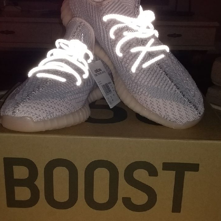 Adidas Yeezy Boost 350 V2 Synth - Non-Reflective 착용 스타일