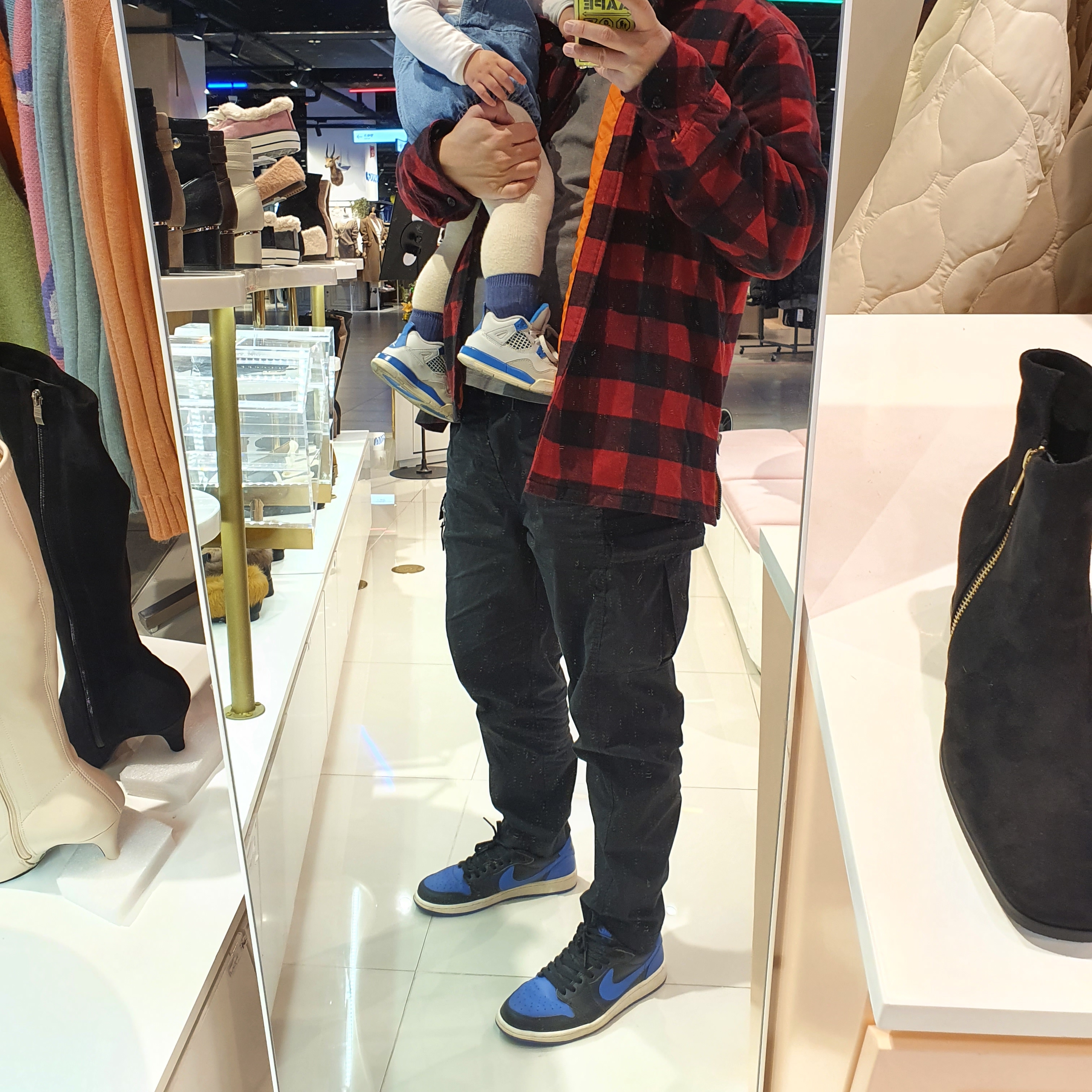 Jordan 1 Retro Low OG Royal 2015, Jordan 4 Retro Military Blue 2006 착용 스타일