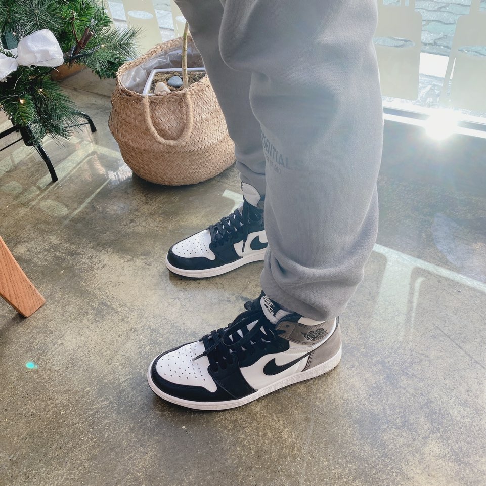 Jordan 1 Retro High OG Black Mocha, Essentials Sweatpants Gray Flannel/Charcoal - 20SS 착용 스타일