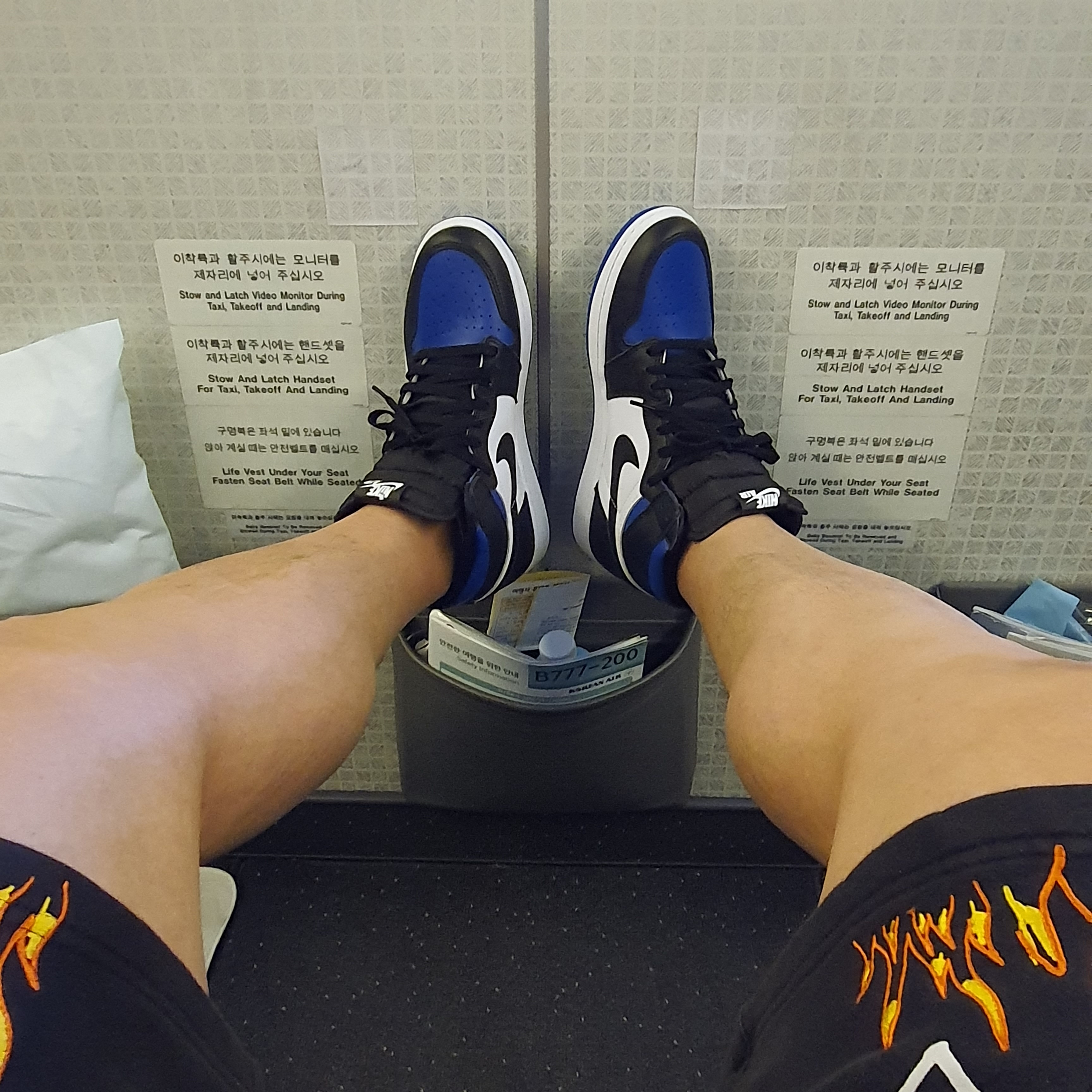 Jordan 1 Retro High OG Royal Toe, Jordan x Travis Scott MJ Fleece Short 착용 스타일