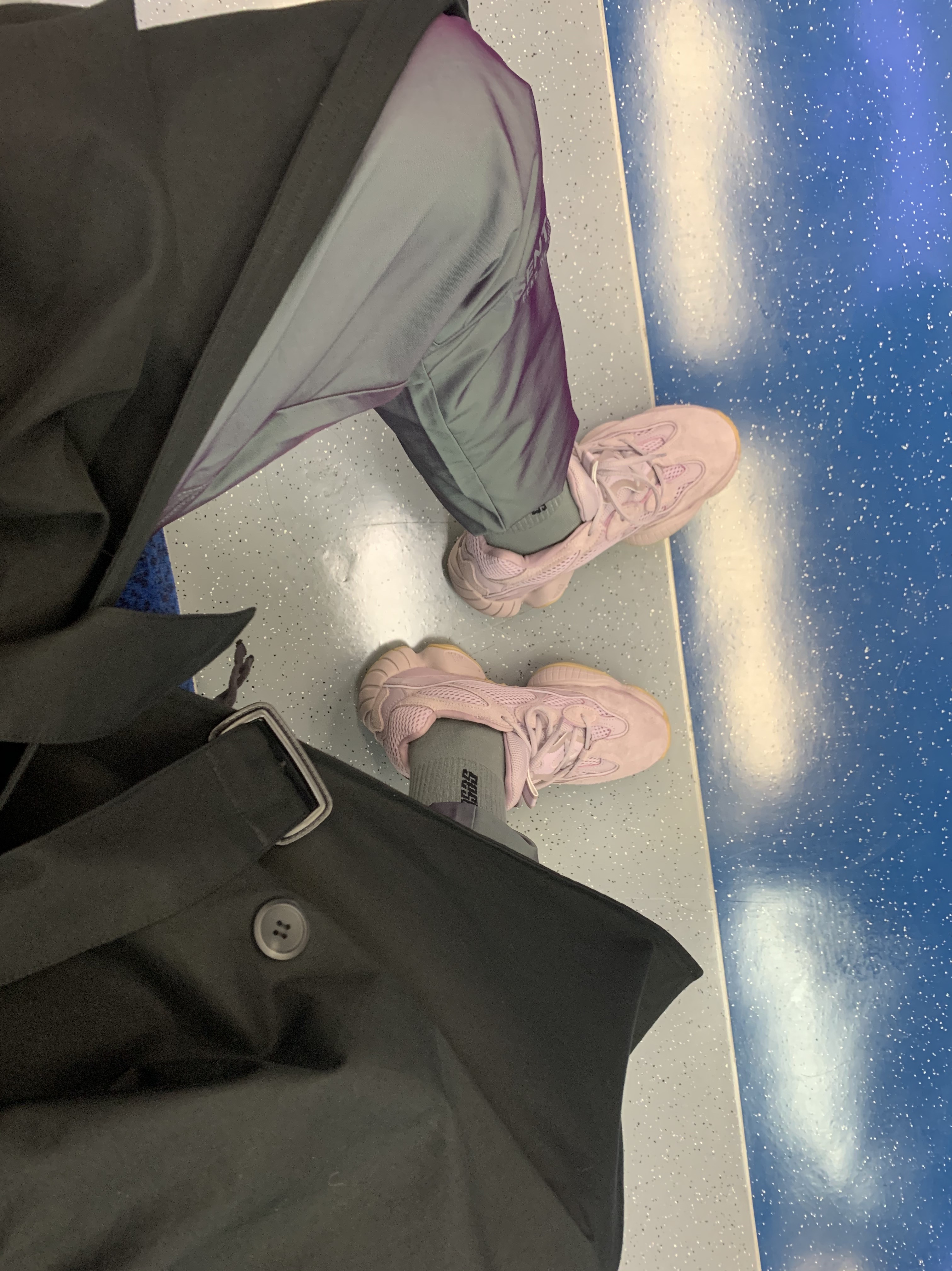 Adidas Yeezy 500 Soft Vision, Essentials Track Pants Iridescent - 20SS 착용 스타일