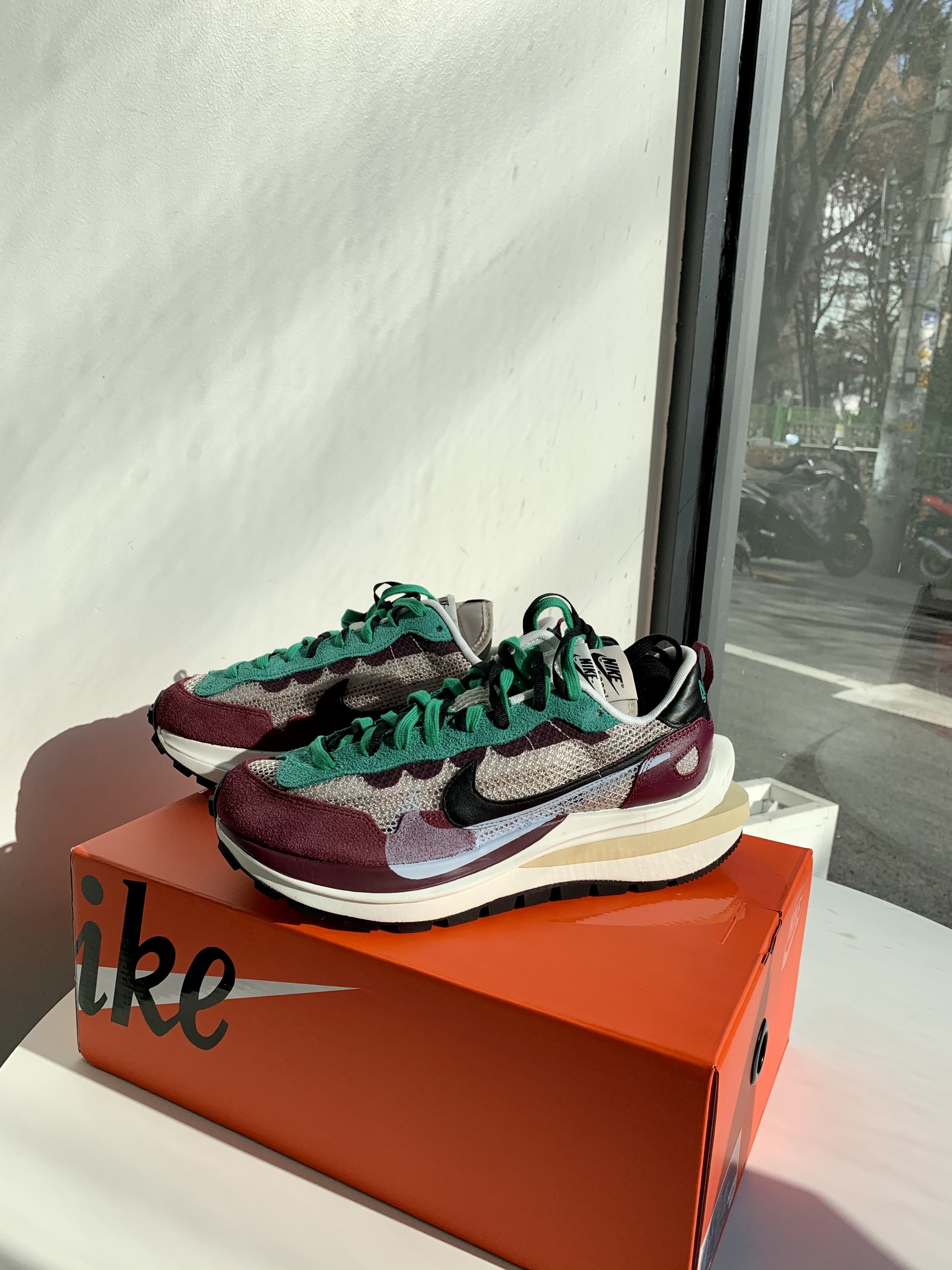 Nike x Sacai VaporWaffle String & Black Villain Red 착용 스타일 - 3