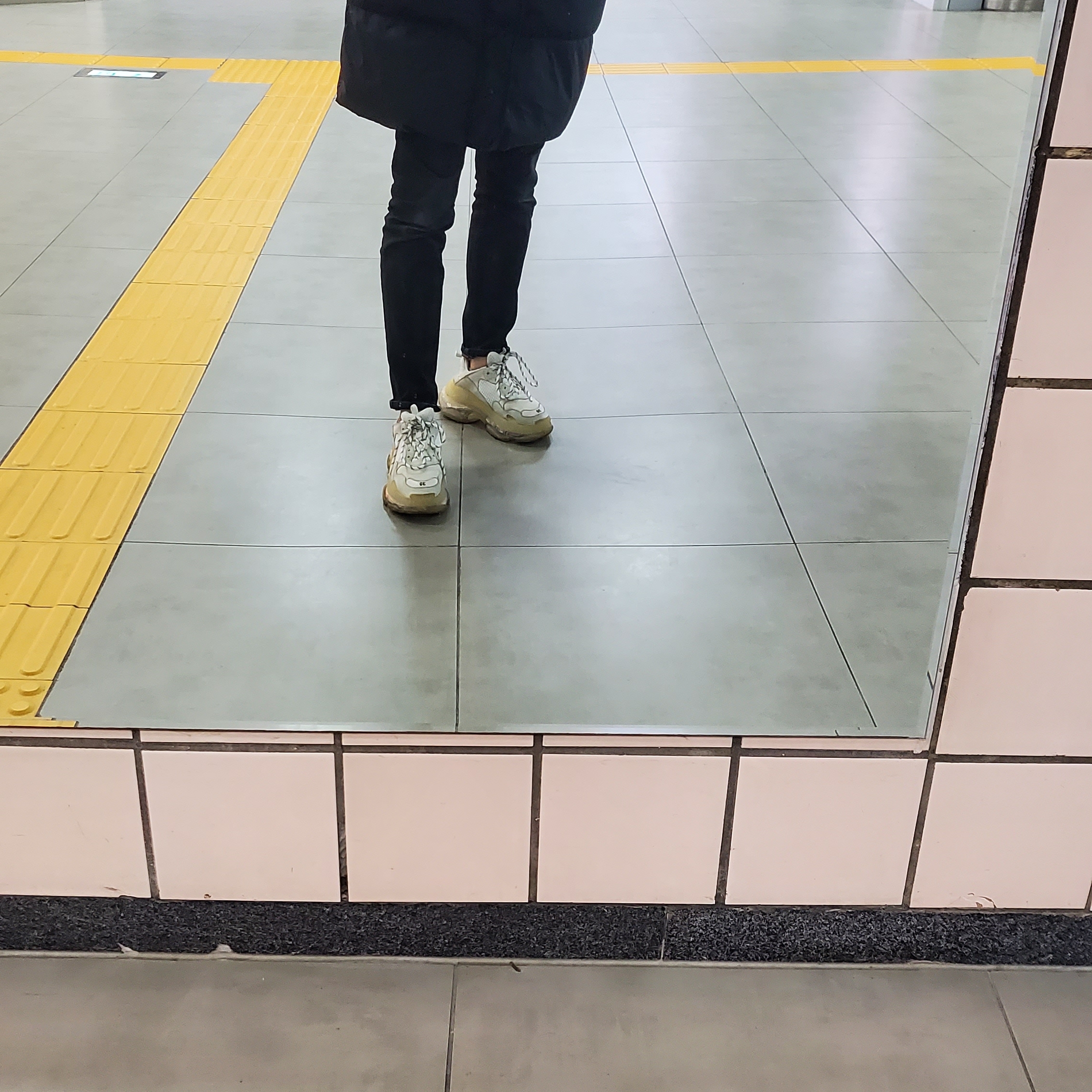 Balenciaga Triple S Clear Sole White 2019 착용 스타일