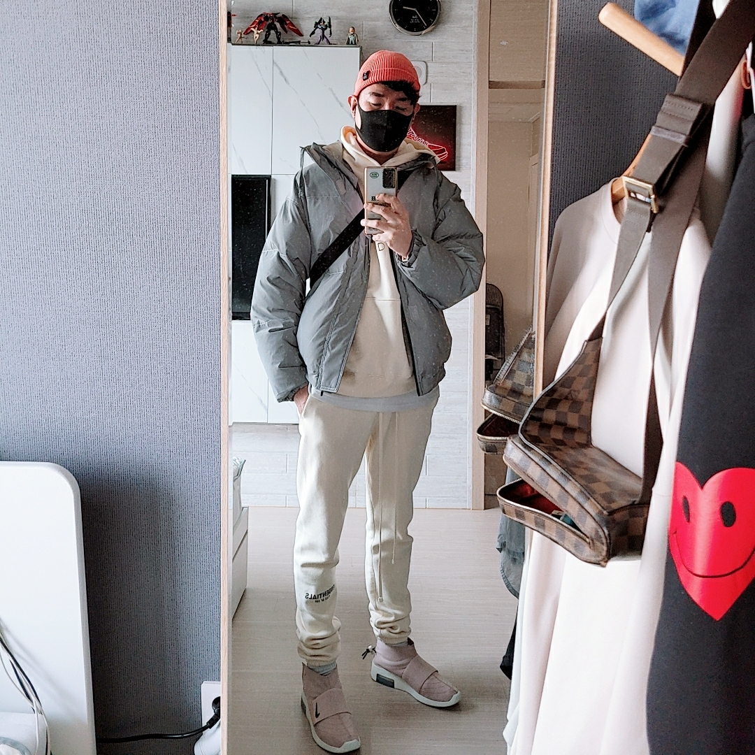 Nike x Fear of God Air Fear of God Moccasin Particle Beige, Essentials Sweatpants Buttercream 2020 착용 스타일 - 3