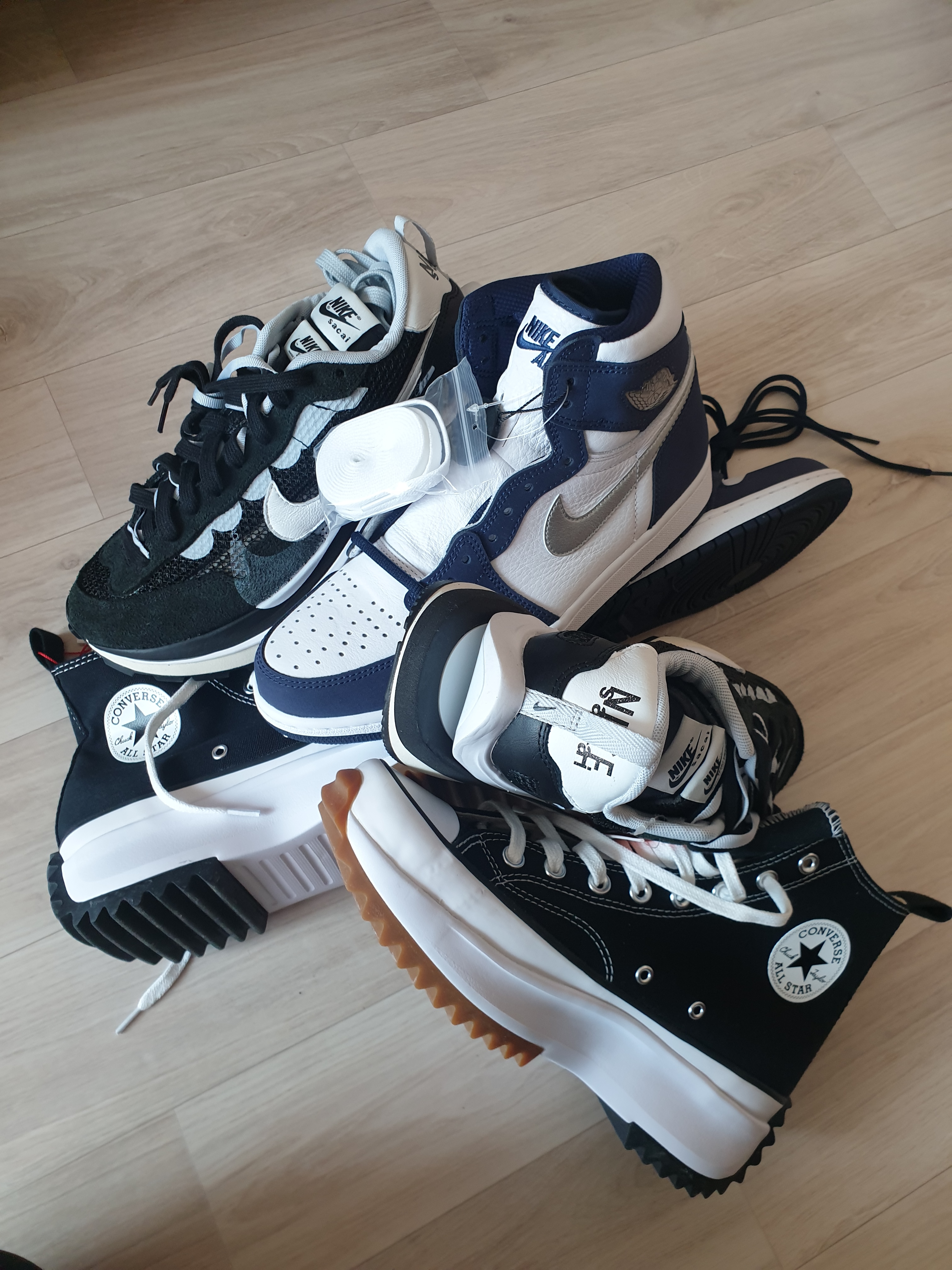 Nike x Sacai VaporWaffle Black White, Converse Run Star Hike Hi Black White Gum 착용 스타일