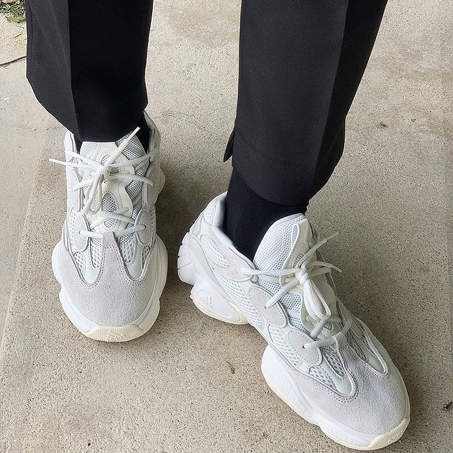Adidas Yeezy 500 Bone White 착용 스타일 - 3