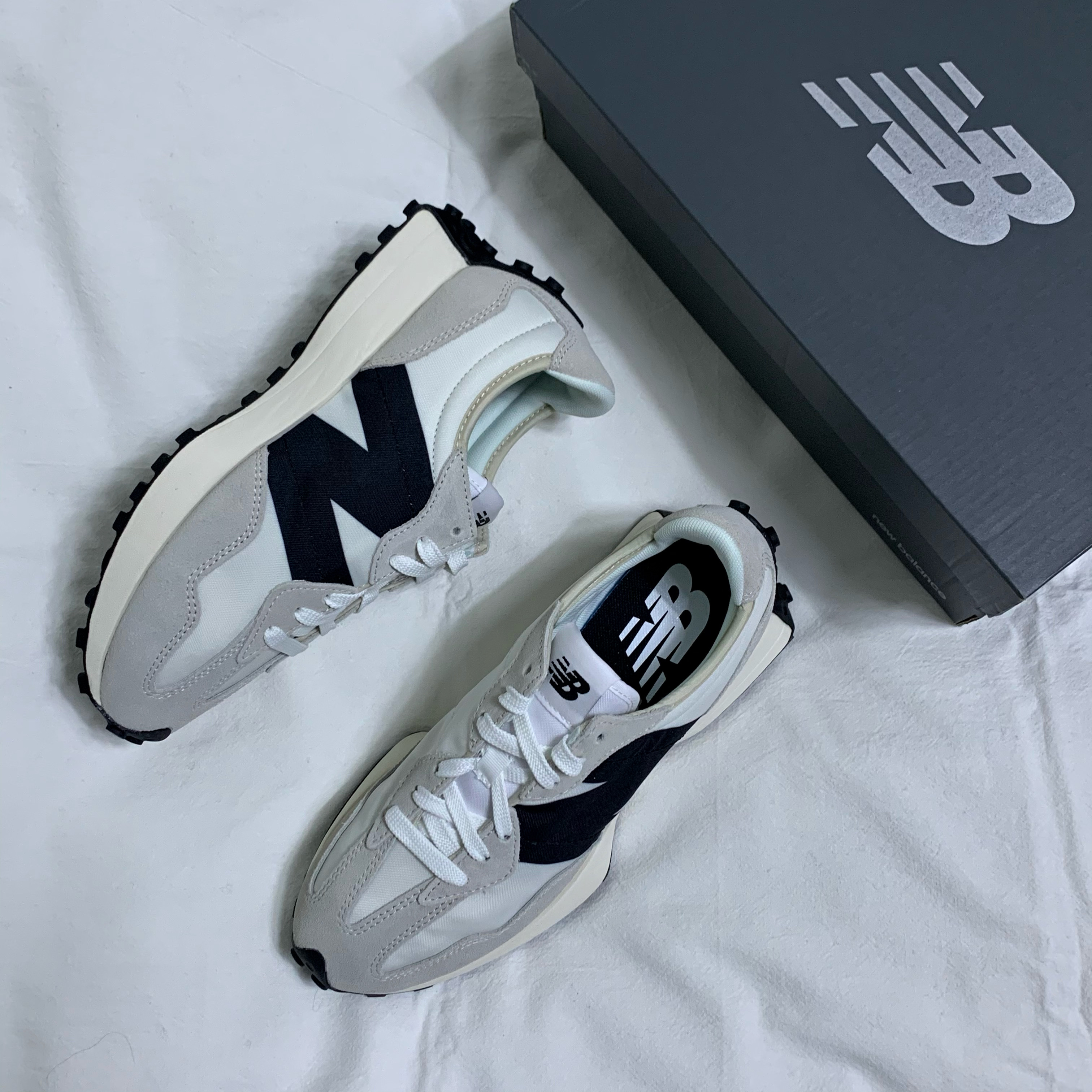 New Balance 327 White Black 착용 스타일 - 1