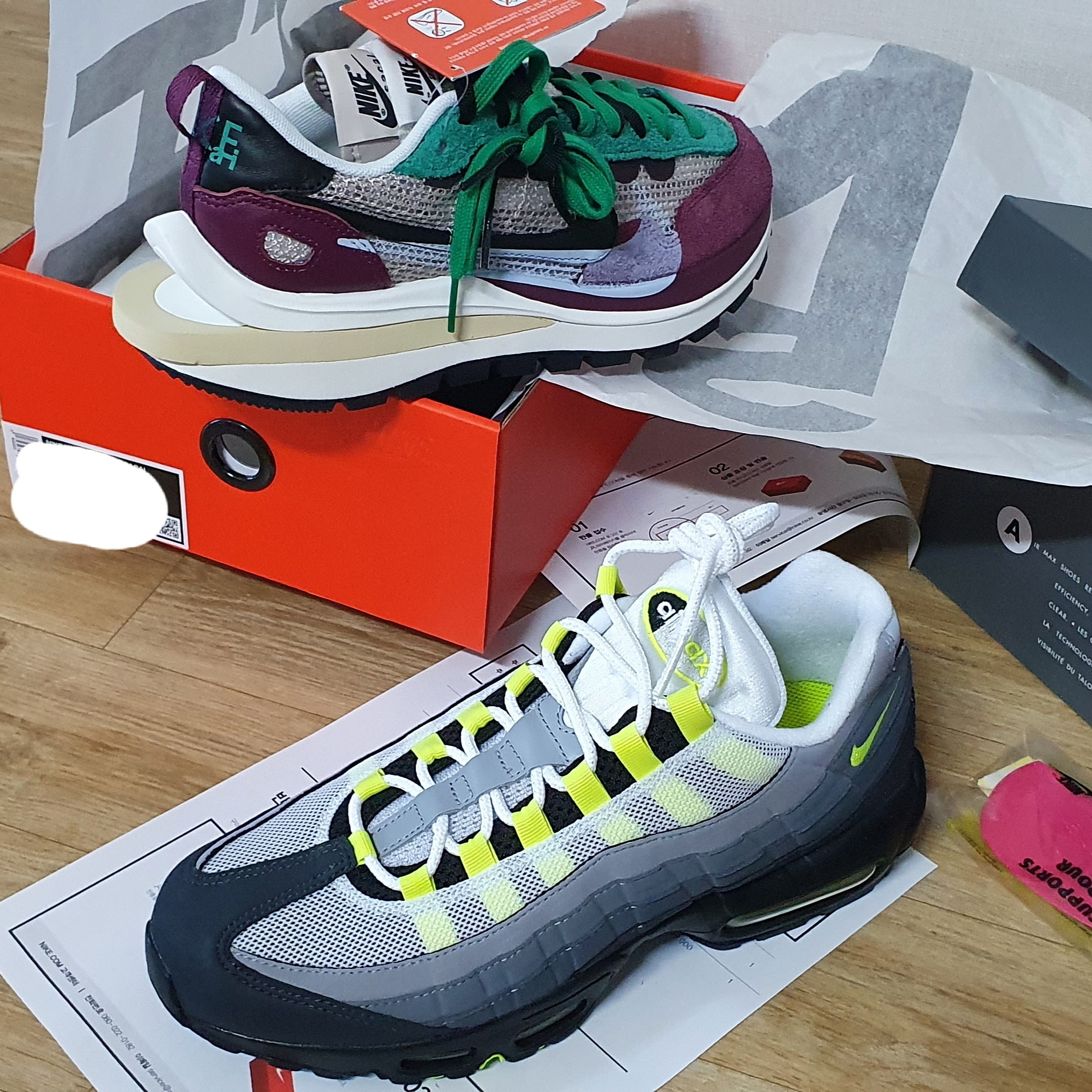 Nike x Sacai VaporWaffle String & Black Villain Red, Nike Air Max 95 OG Neon Yellow 2020 착용 스타일
