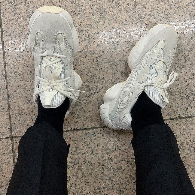 Adidas Yeezy 500 Bone White 착용 스타일 - 2
