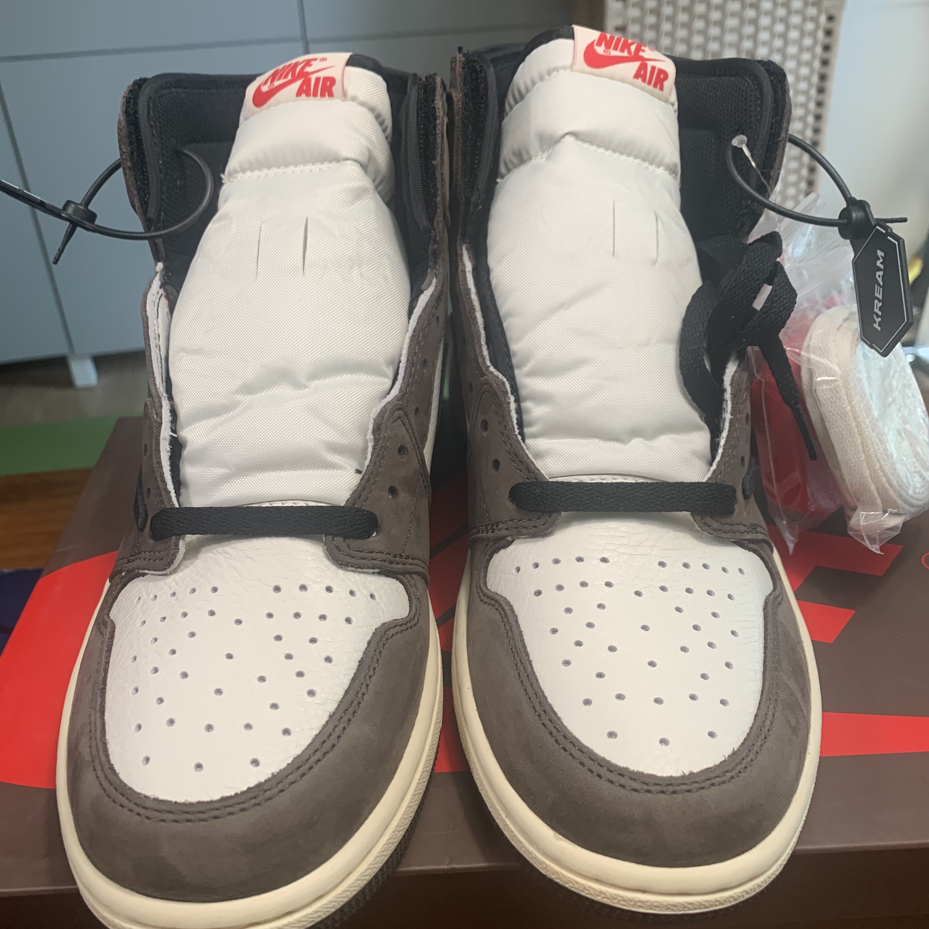 Jordan 1 x Travis Scott Retro High OG SP Mocha, Jordan 1 x Union Retro High Black Toe 착용 스타일 - 4