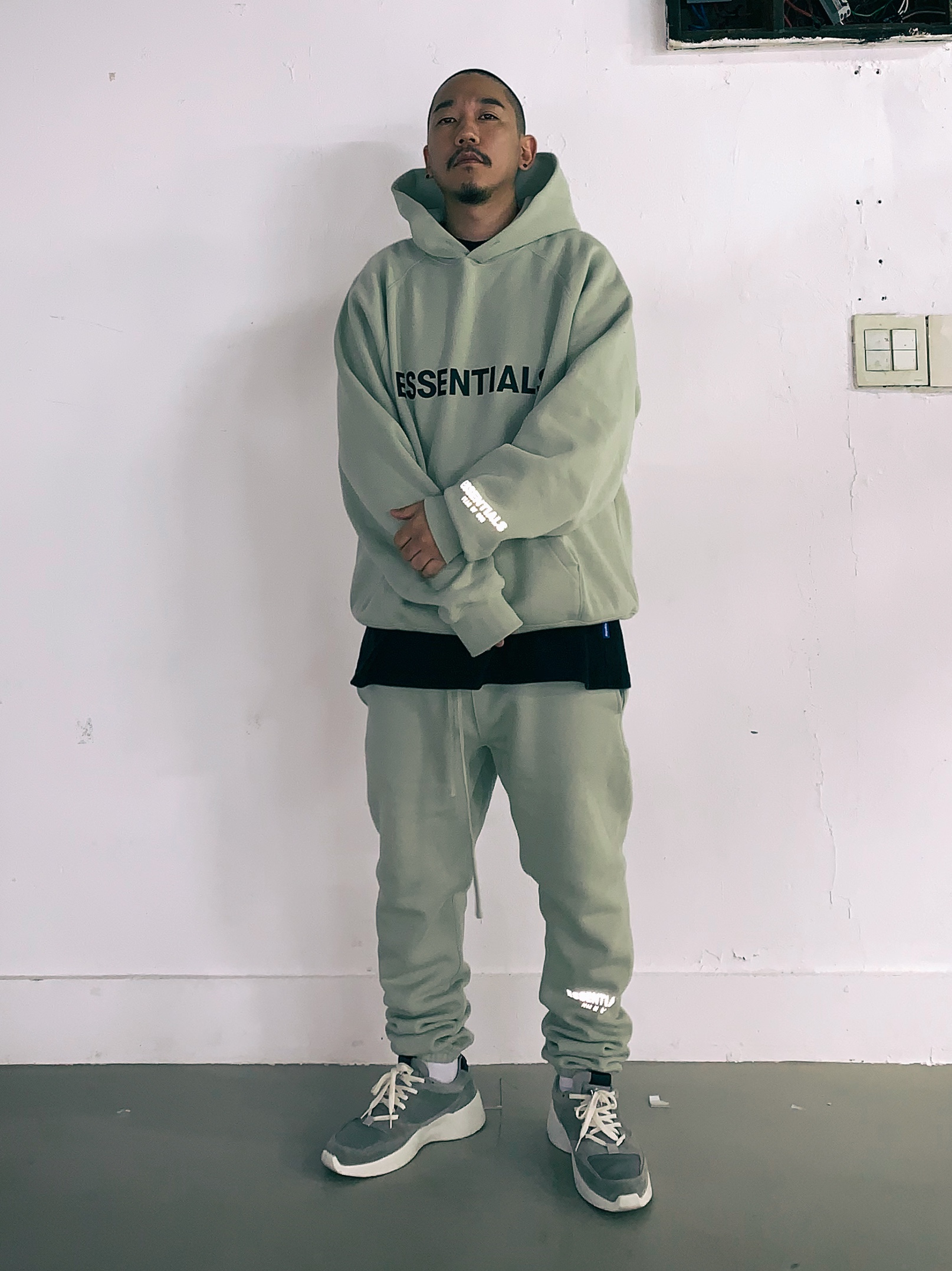 Essentials 3D Silicon Applique Pullover Hoodie Alfafa Sage - 20FW, Essentials Sweatpants Alfafa Sage - 20FW 착용 스타일 - 1
