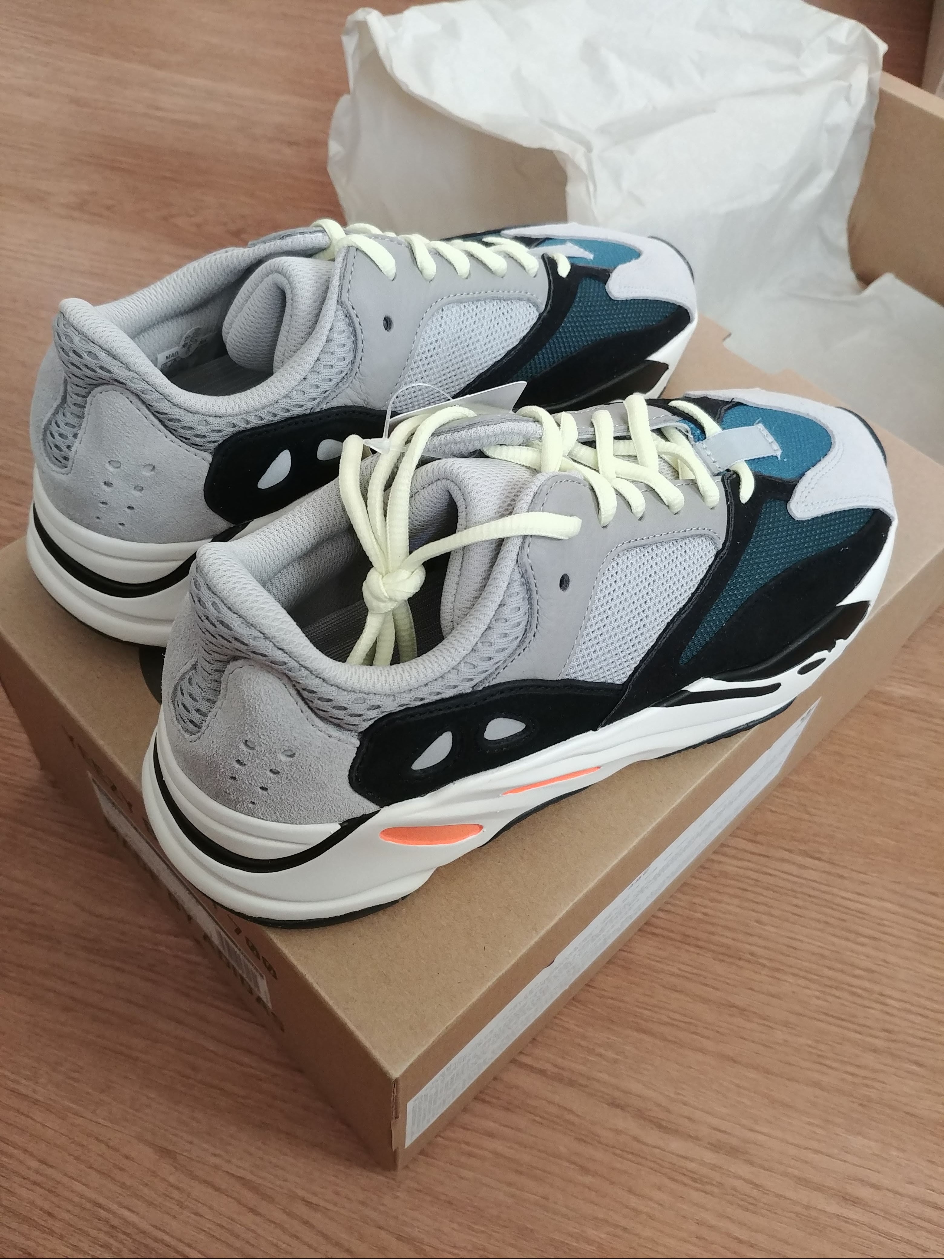 Adidas Yeezy Boost 700 Wave Runner Solid Grey 2017/2019 착용 스타일