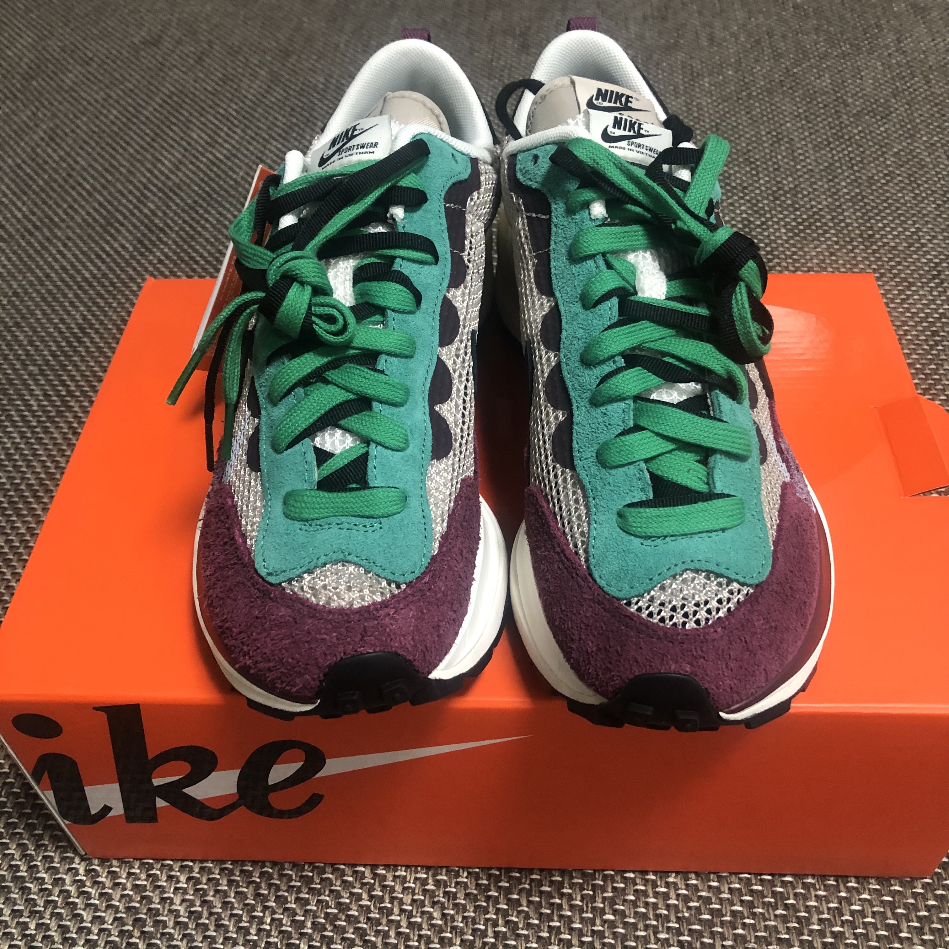 Nike x Sacai VaporWaffle String & Black Villain Red 착용 스타일 - 3