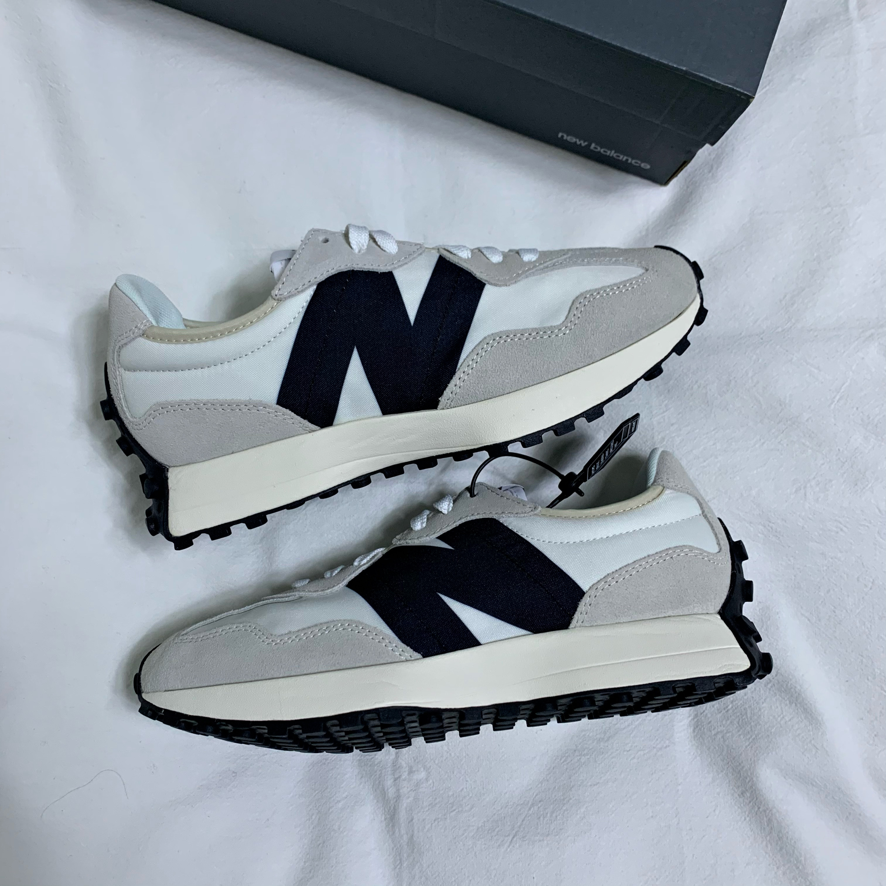 New Balance 327 White Black 착용 스타일 - 2