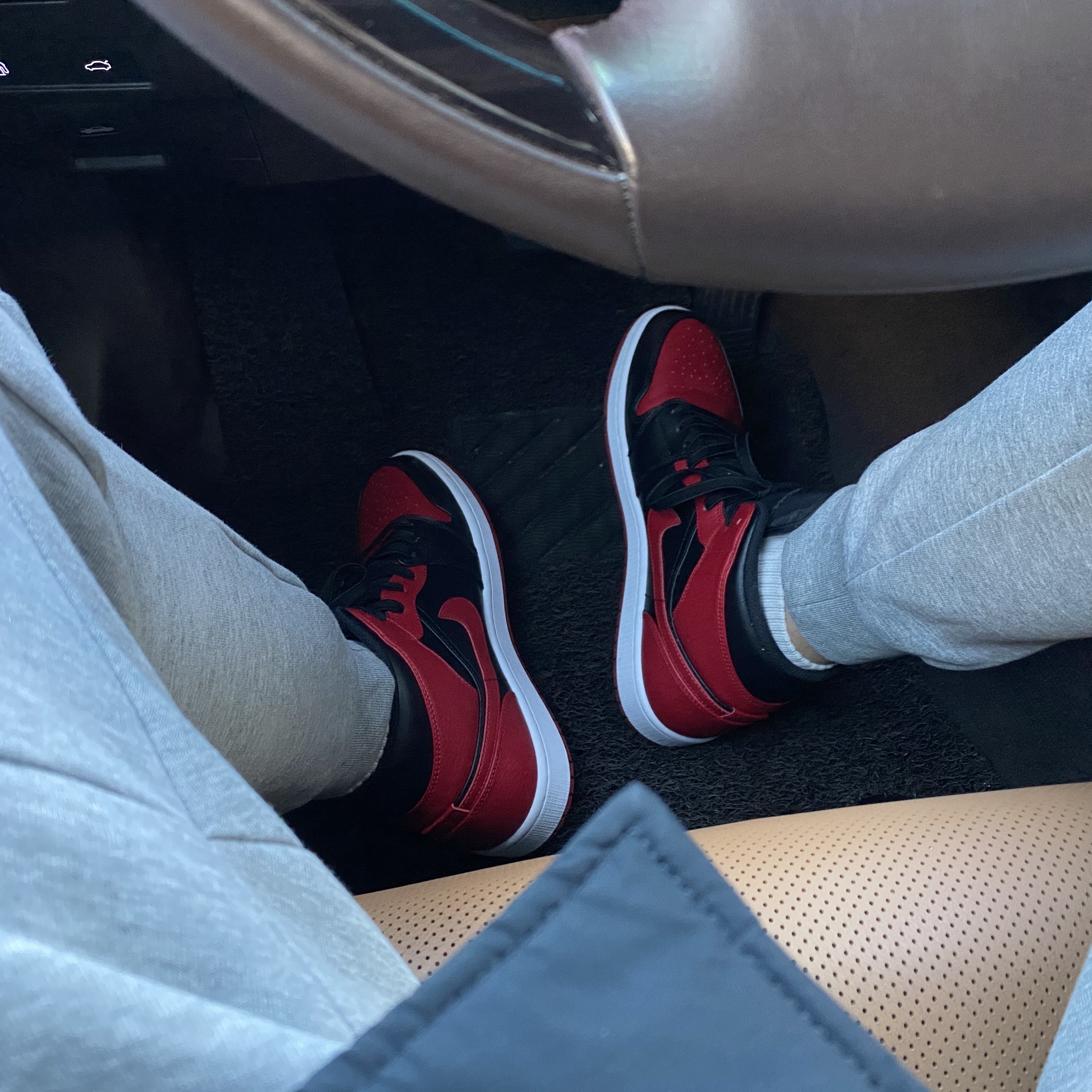 Jordan 1 Mid Bred Banned 2020 착용 스타일 - 1