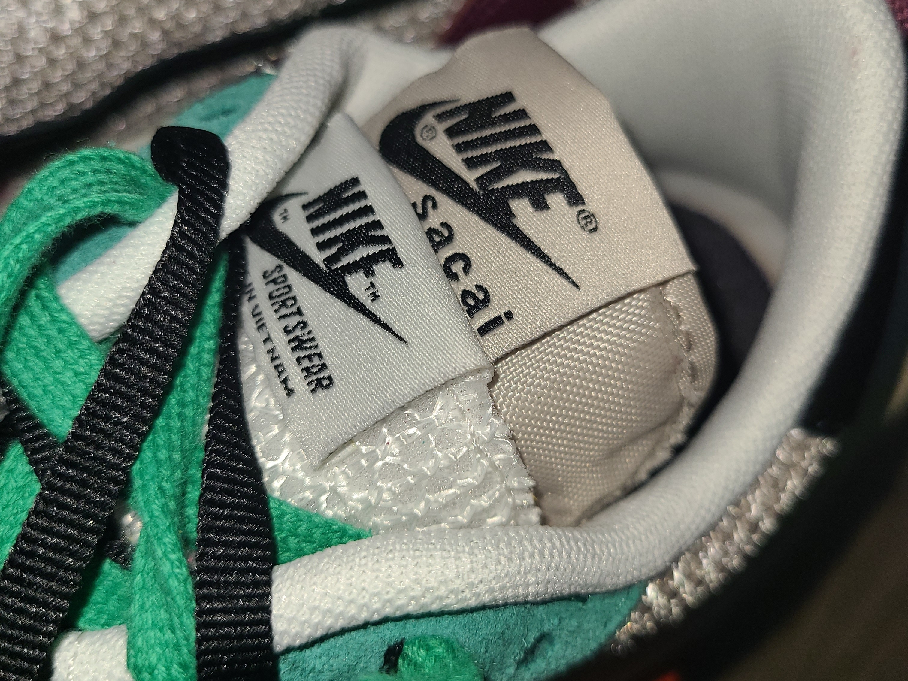 Nike x Sacai VaporWaffle String & Black Villain Red 착용 스타일 - 3