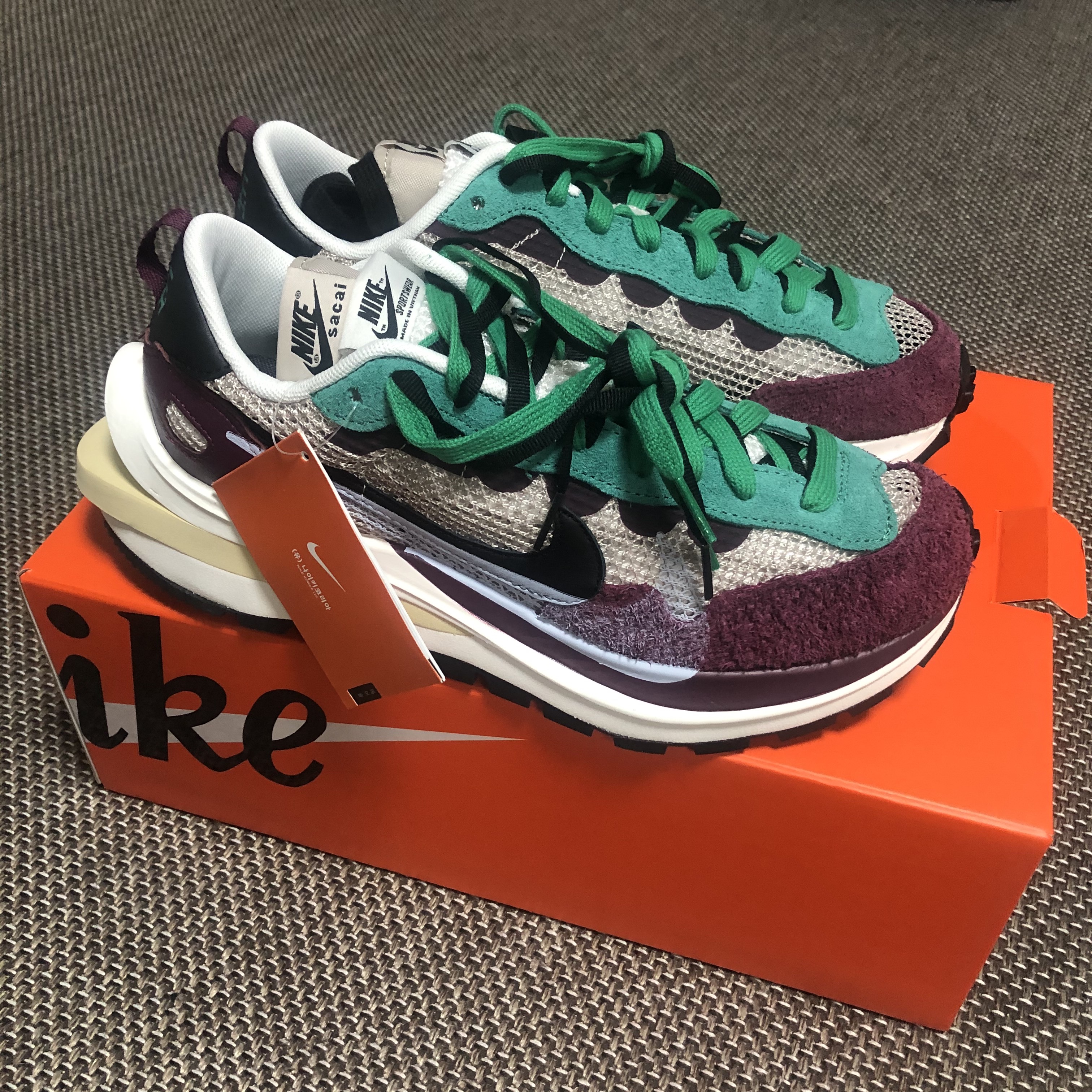 Nike x Sacai VaporWaffle String & Black Villain Red 착용 스타일 - 1