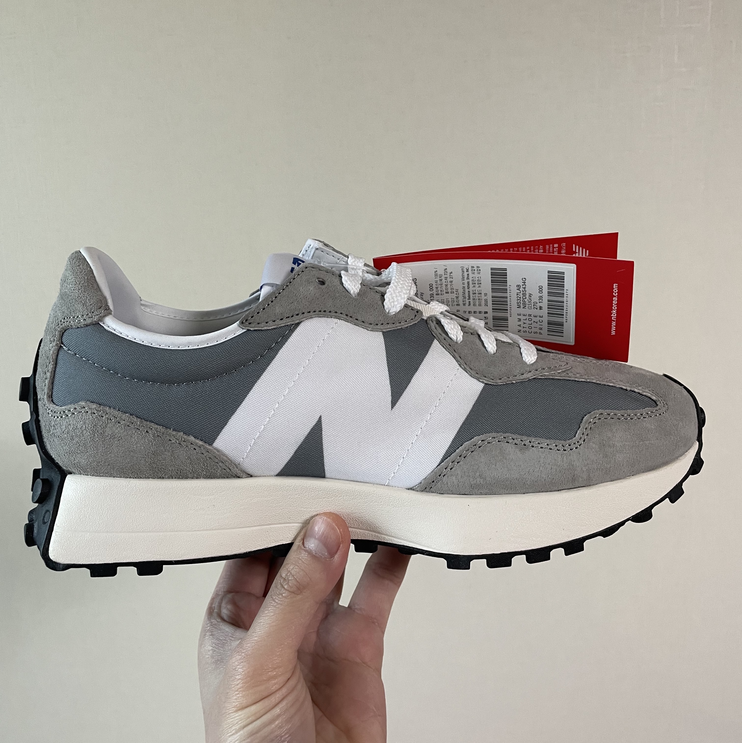 New Balance 327 Grey 착용 스타일