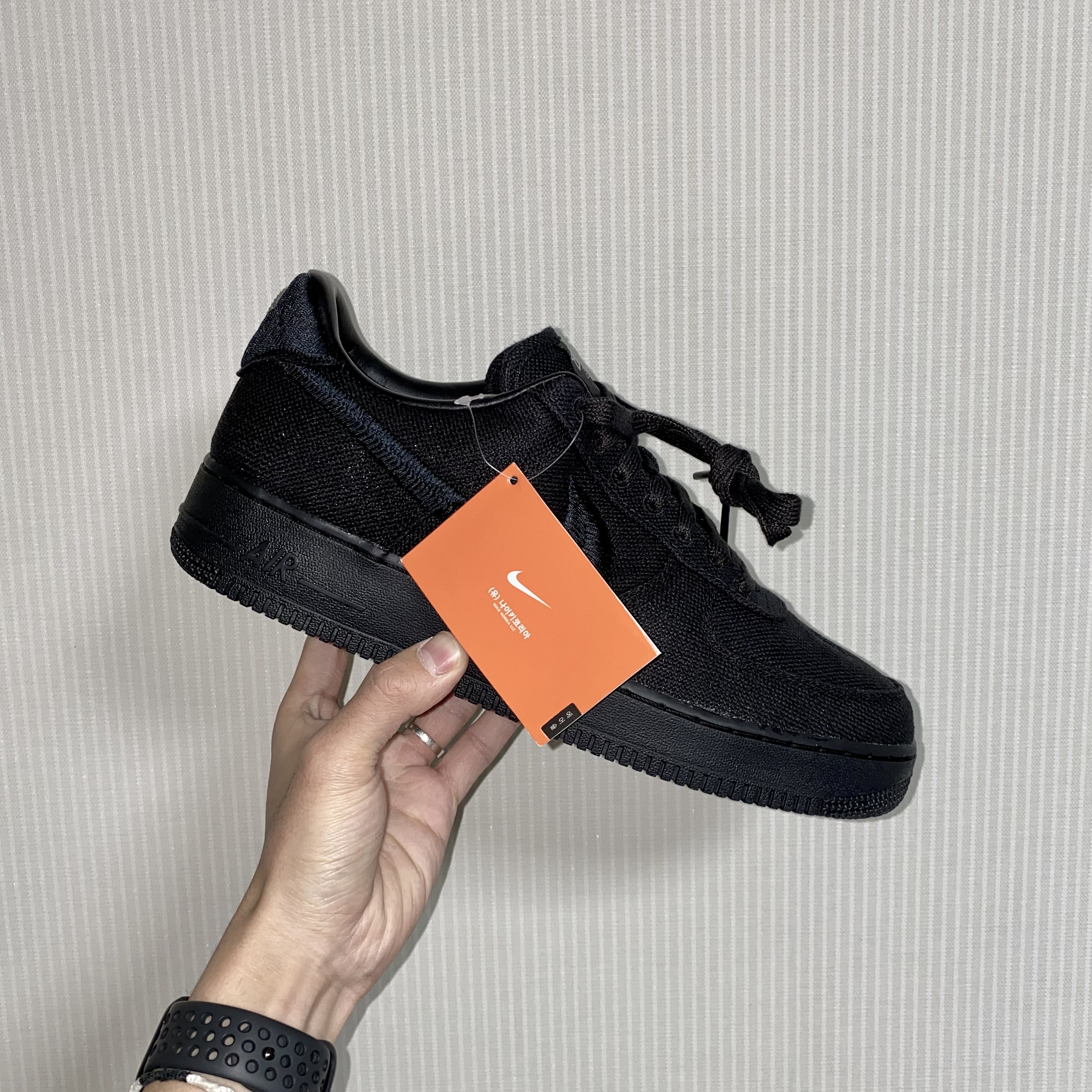 Nike x Stussy Air Force 1 Low Triple Black 착용 스타일 - 2