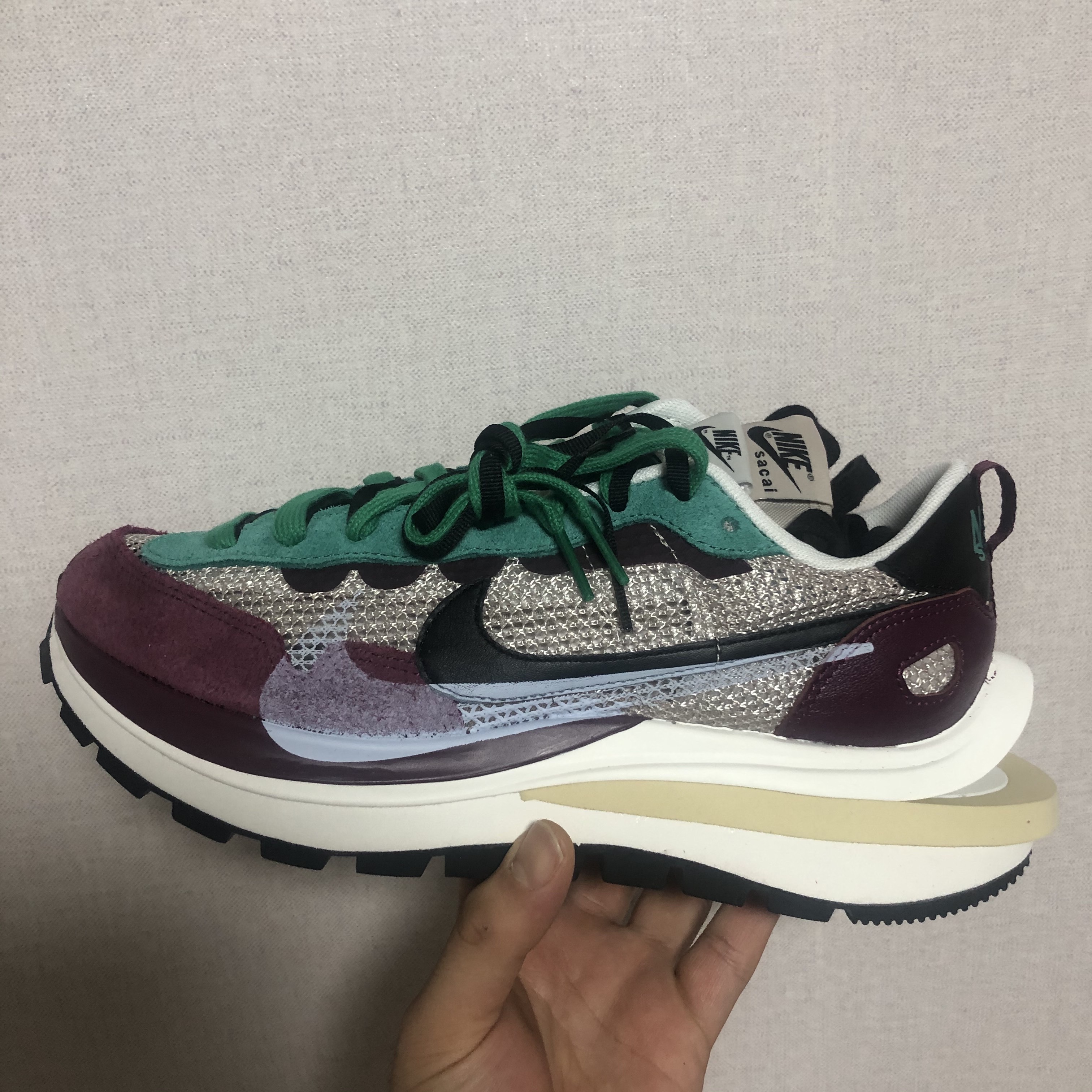 Nike x Sacai VaporWaffle String & Black Villain Red 착용 스타일 - 4